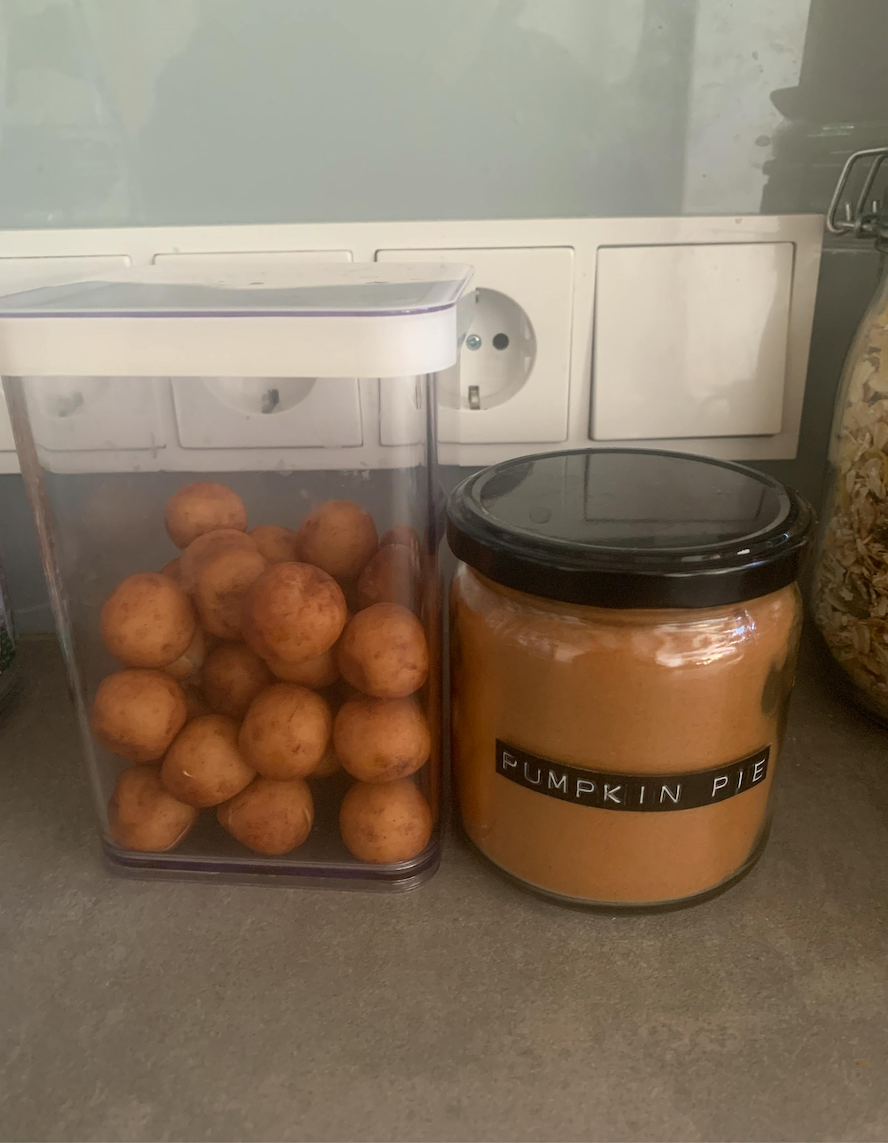 un barattolo di torta di zucca è accanto a un contenitore di patatine fritte