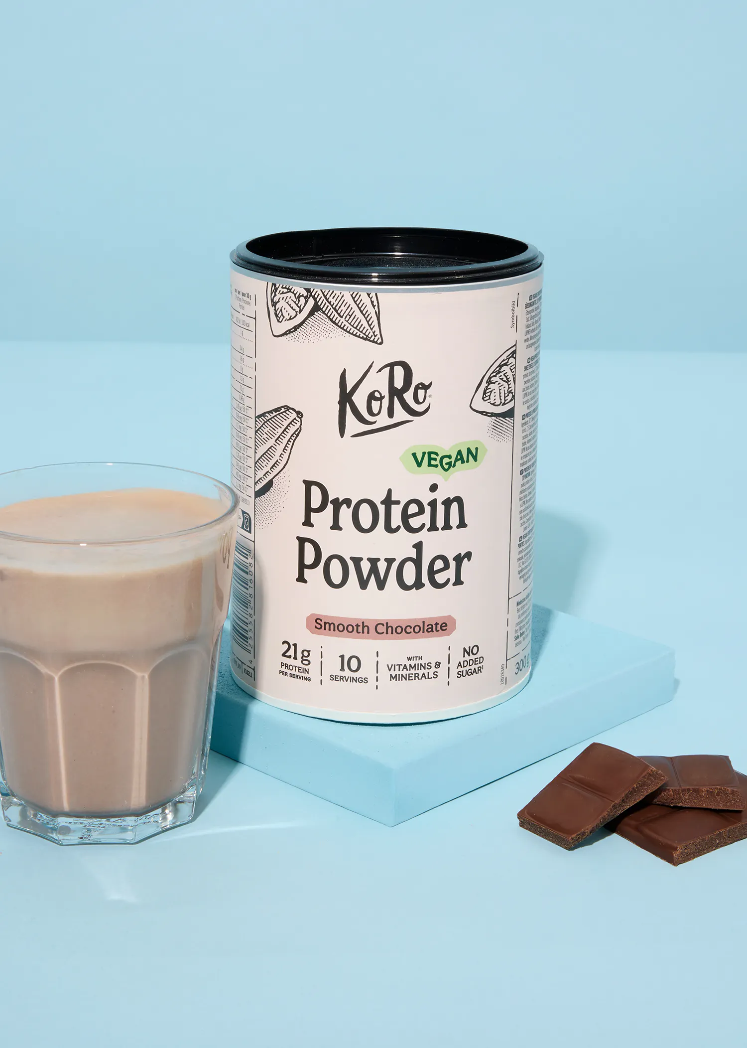 une boîte de poudre de protéines au chocolat soyeux