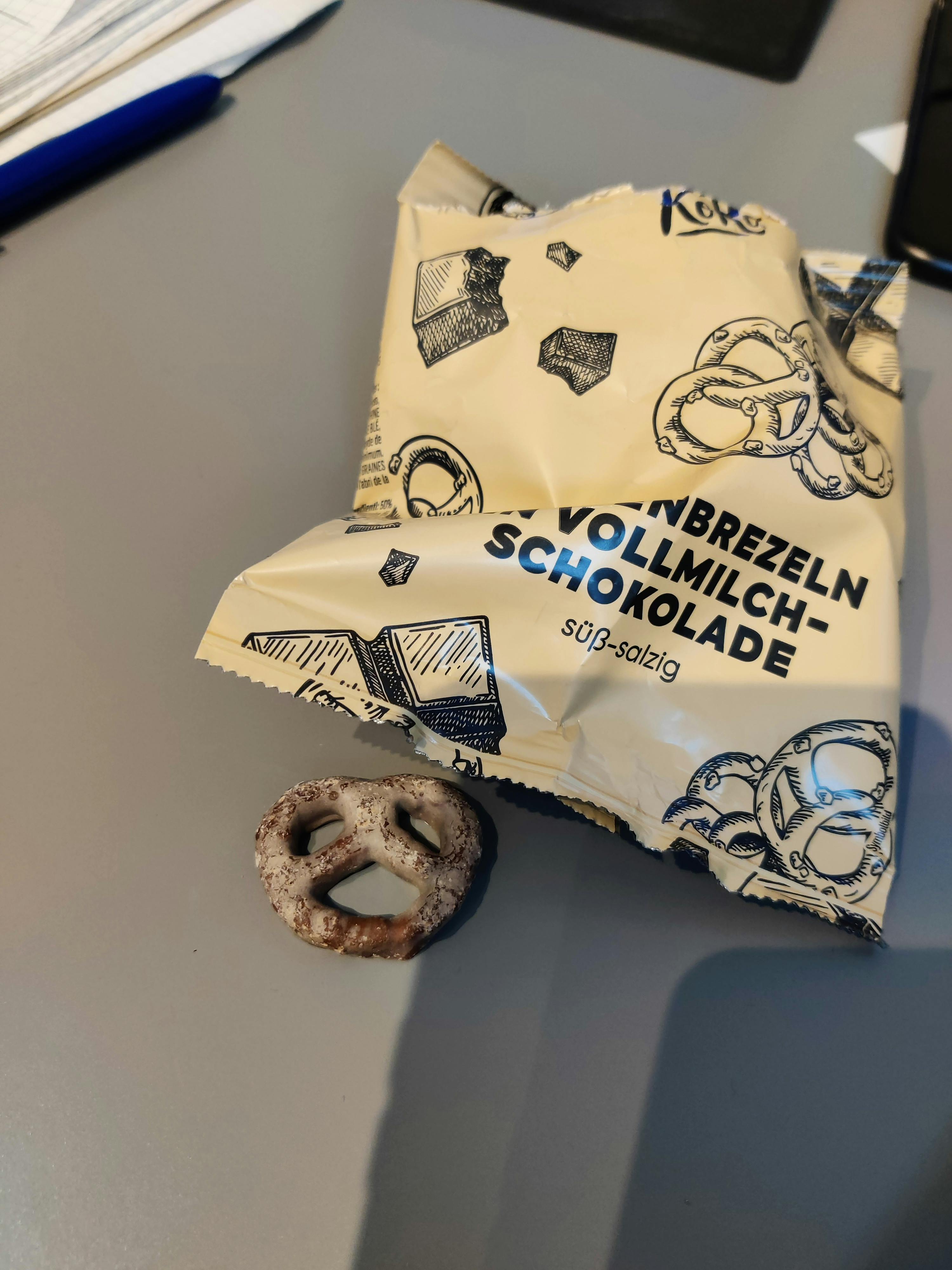eine Tüte vollmilch-Schokolade mit einem Brezel darin