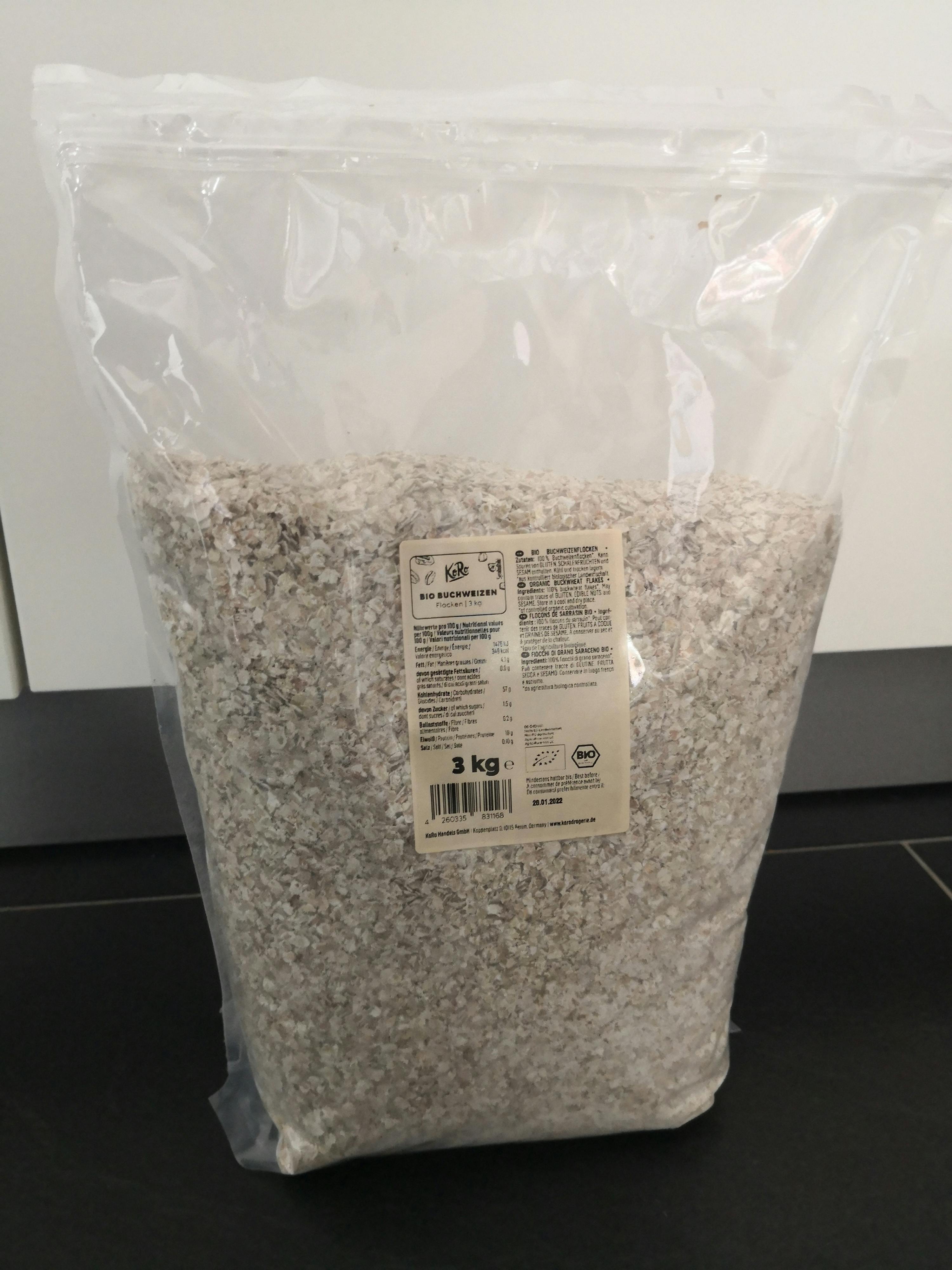 un sacchetto di farina d' avena 3 kg è seduto su un pavimento