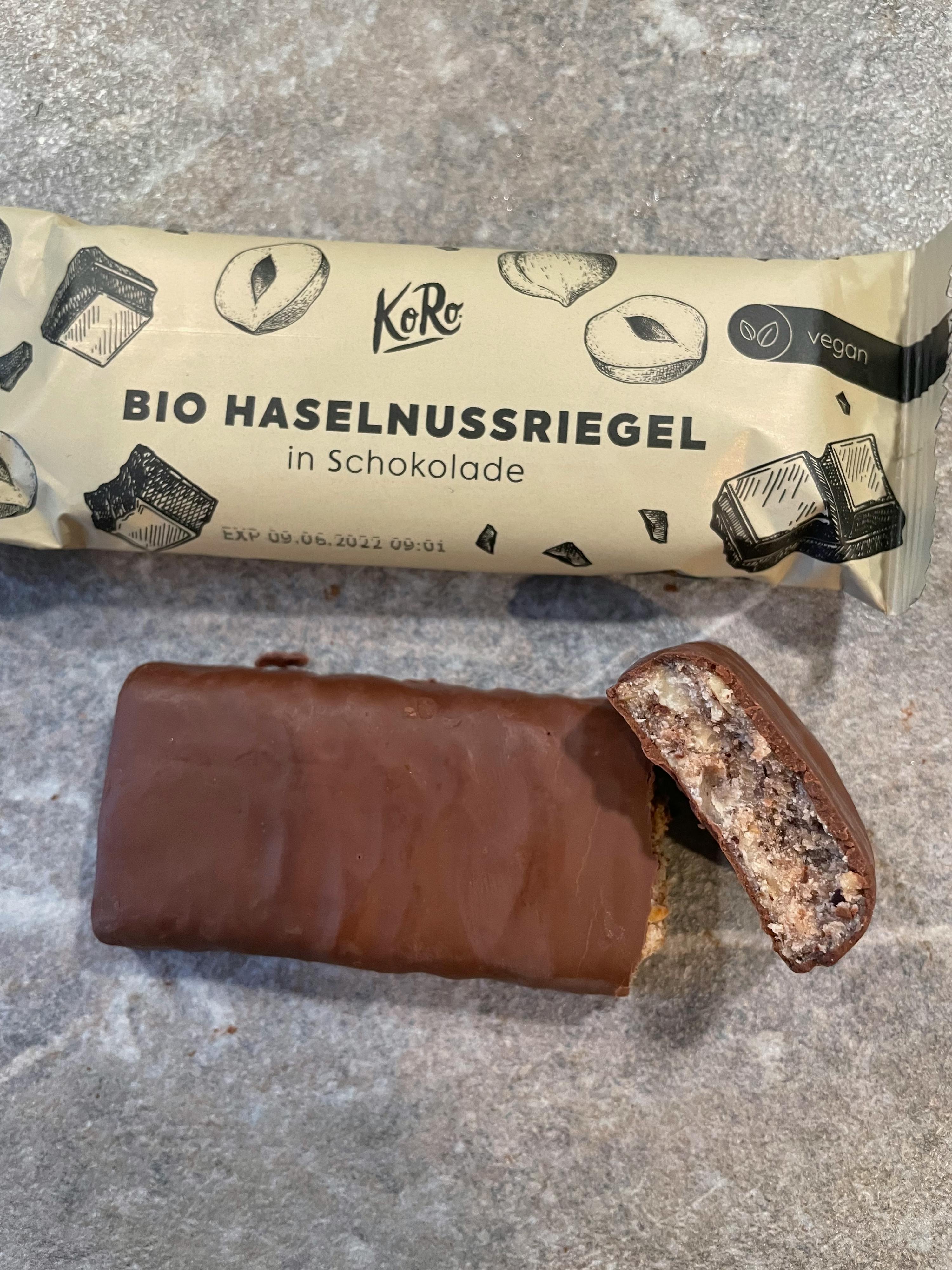 ein Bio-Haselnussriegel in Schokolade liegt auf einem Tisch