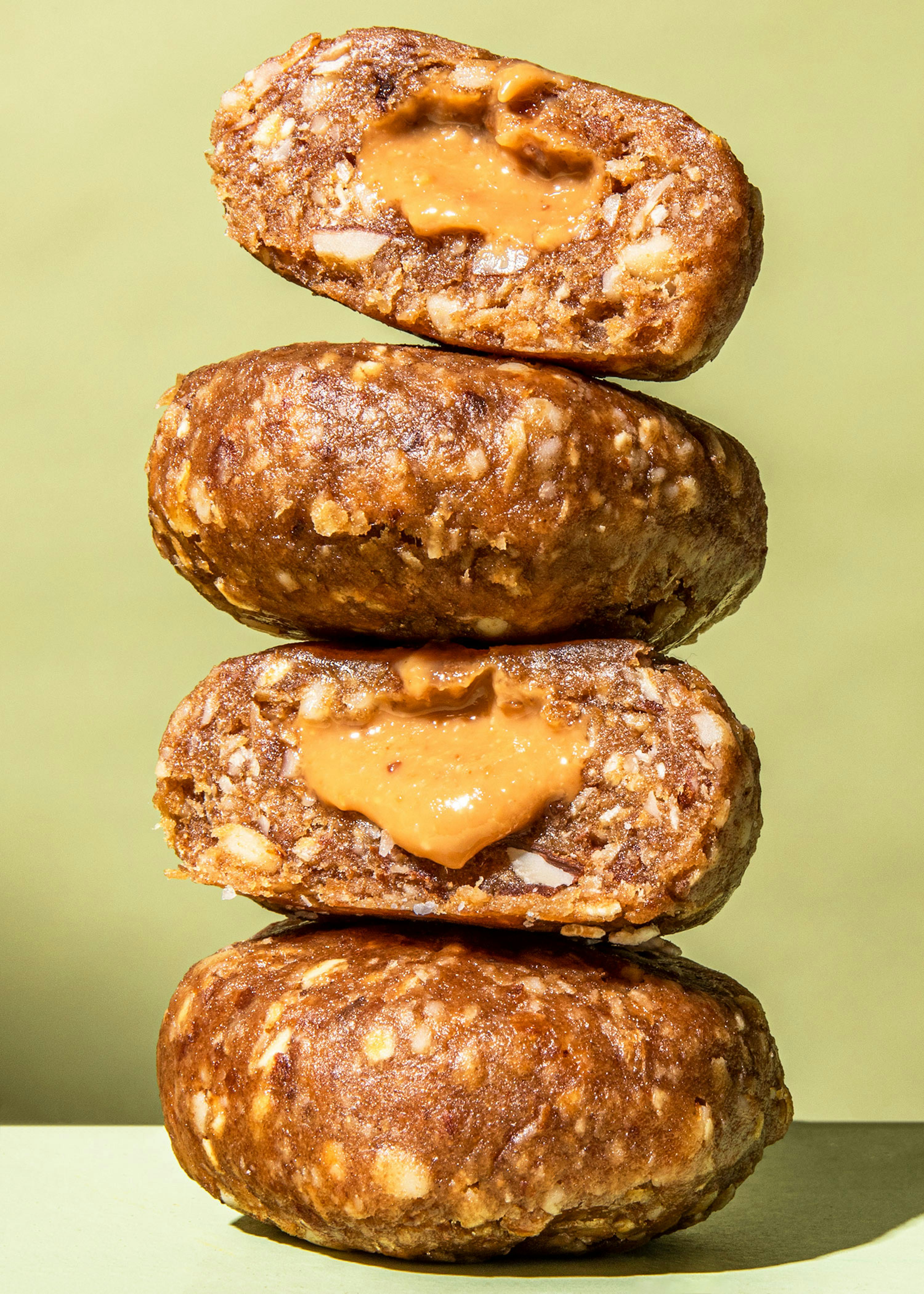 eine Reihe von Brötchen mit Erdnussbutter darauf gestapelt