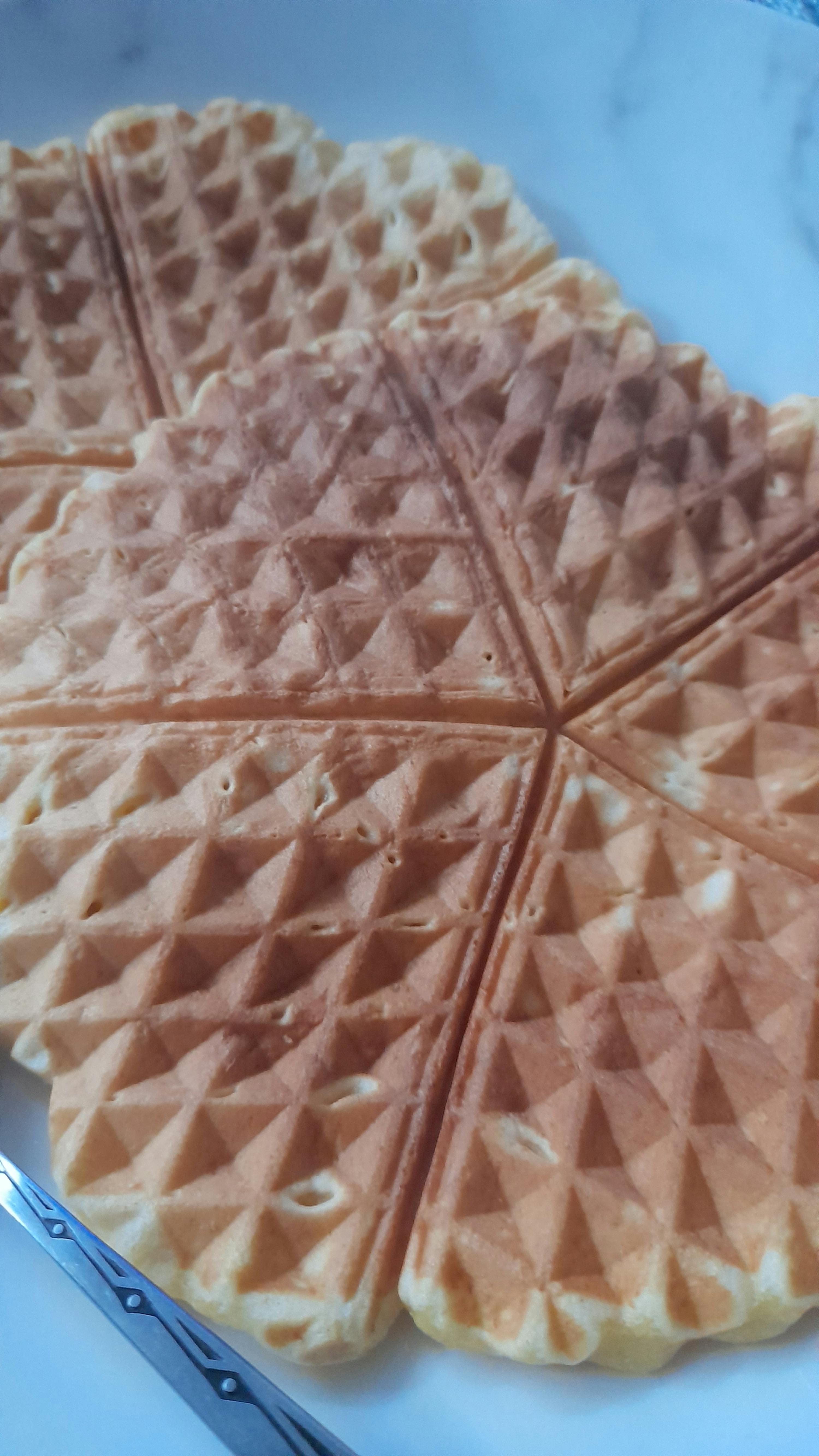 un gros plan d' un gaufre sur une assiette blanche