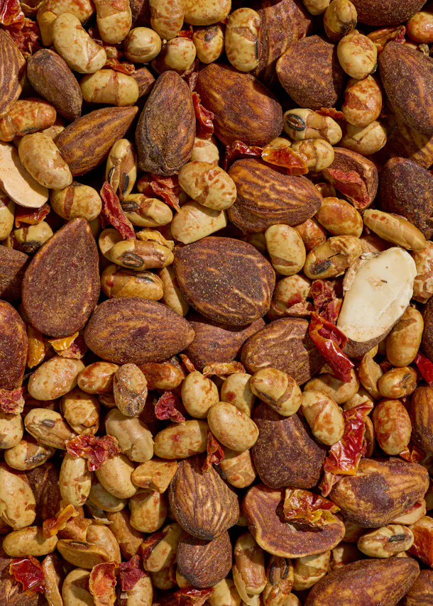 ein Haufen Nüsse mit mandeln und Erdnüssen