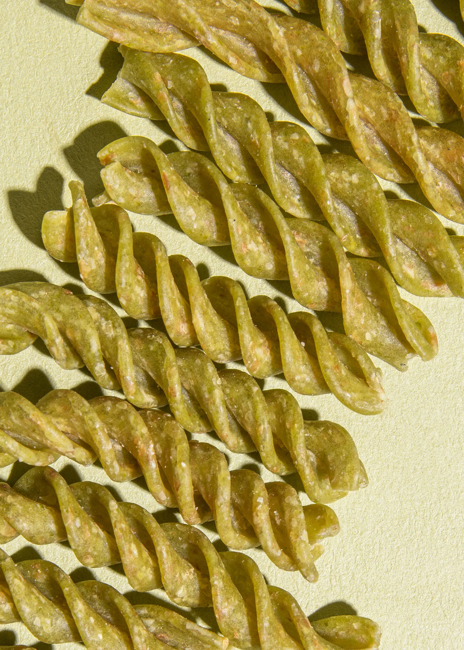 eine Nahaufnahme von grünen Nudeln auf einem Tisch