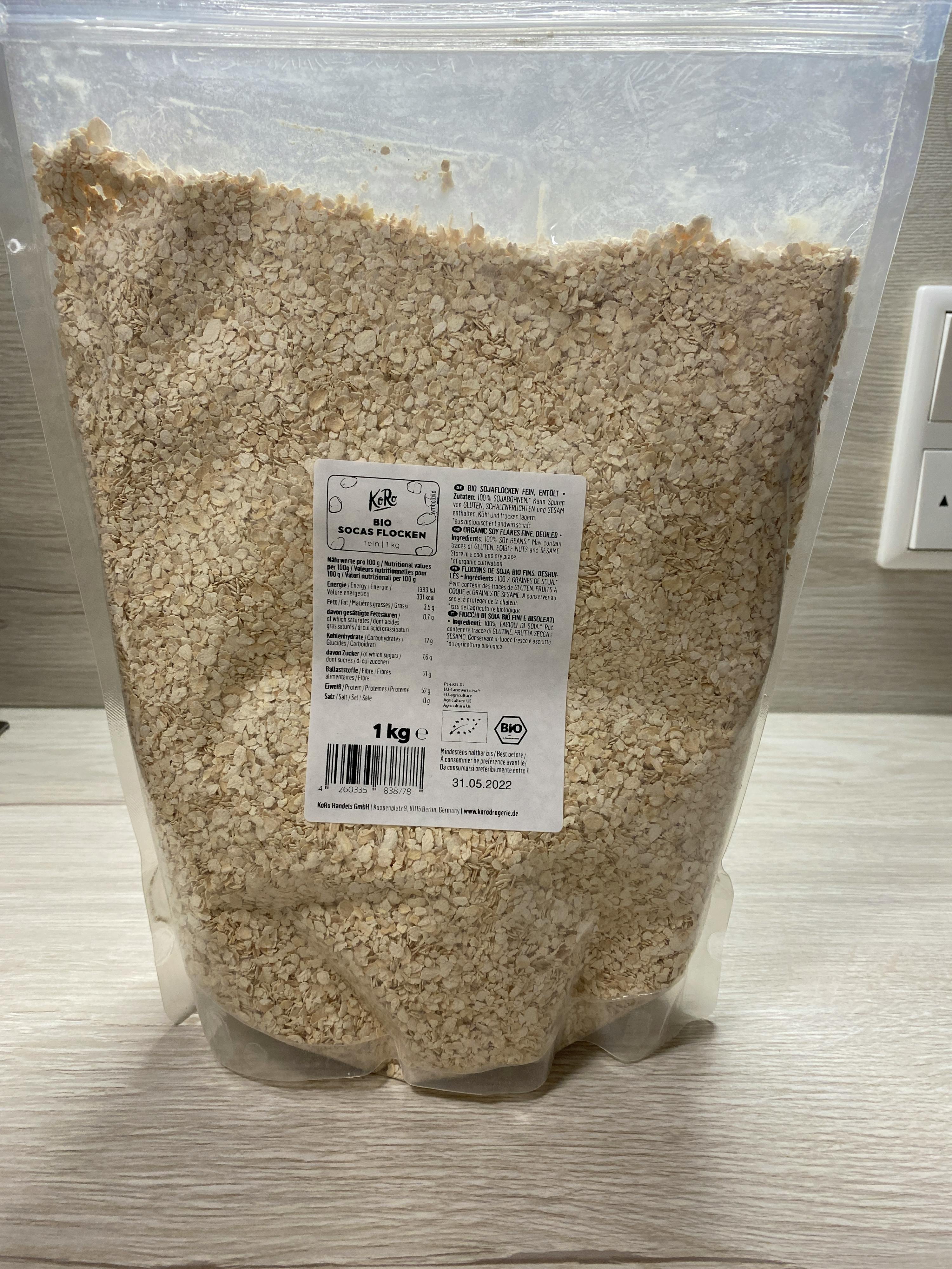 un sac de flocons d' avoine est posé sur une table en bois