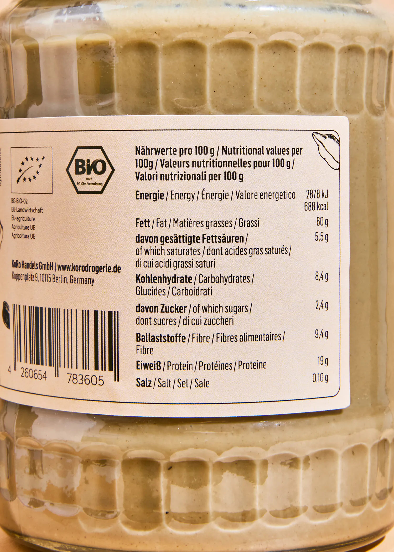 die Rückseite eines Glases zeigt die Nährwerte pro 100g