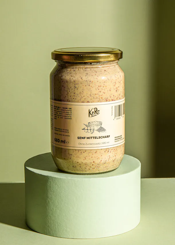 un bocal de kero se trouve sur une base blanche