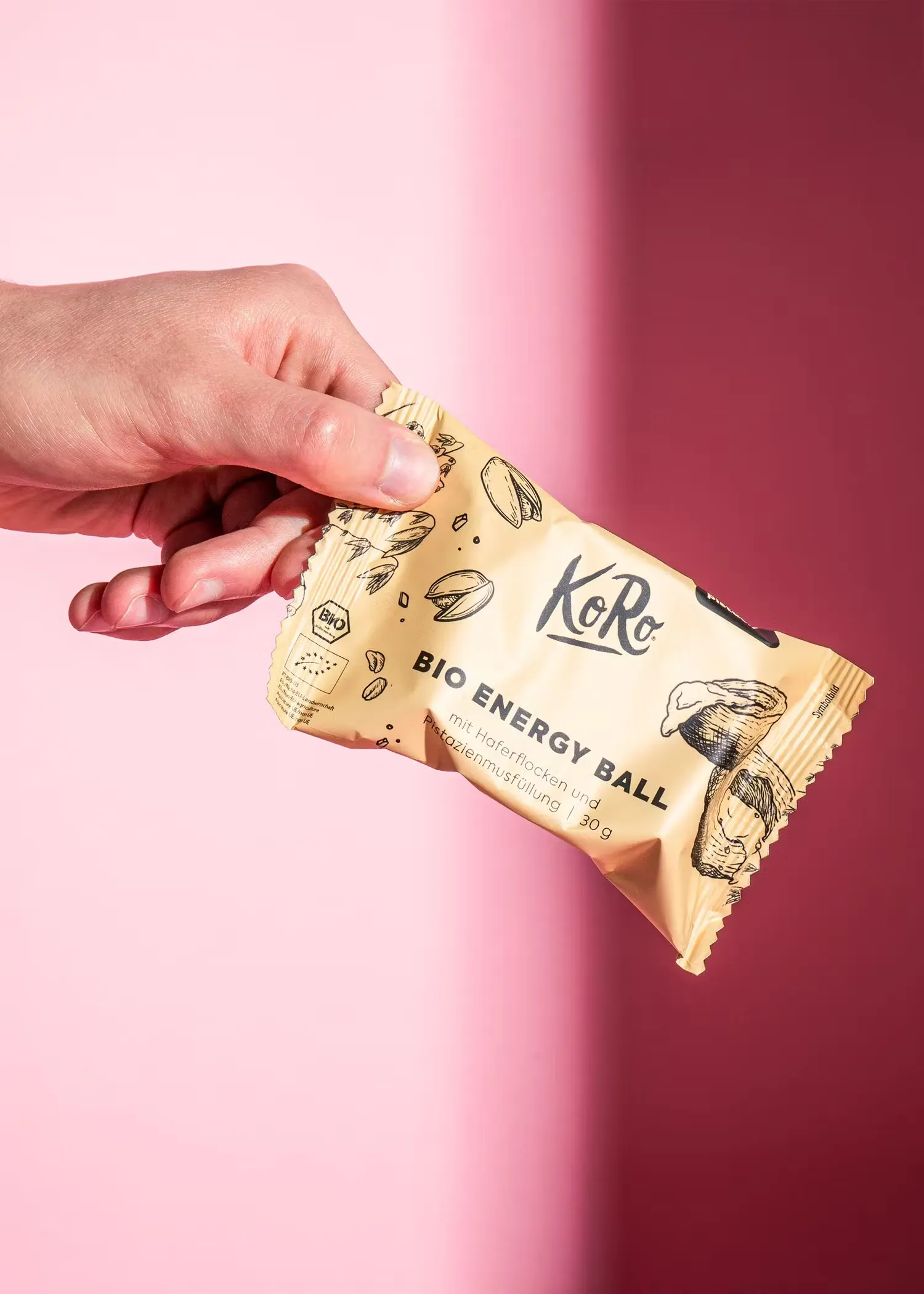 une personne tient une boule d' énergie bio à la main