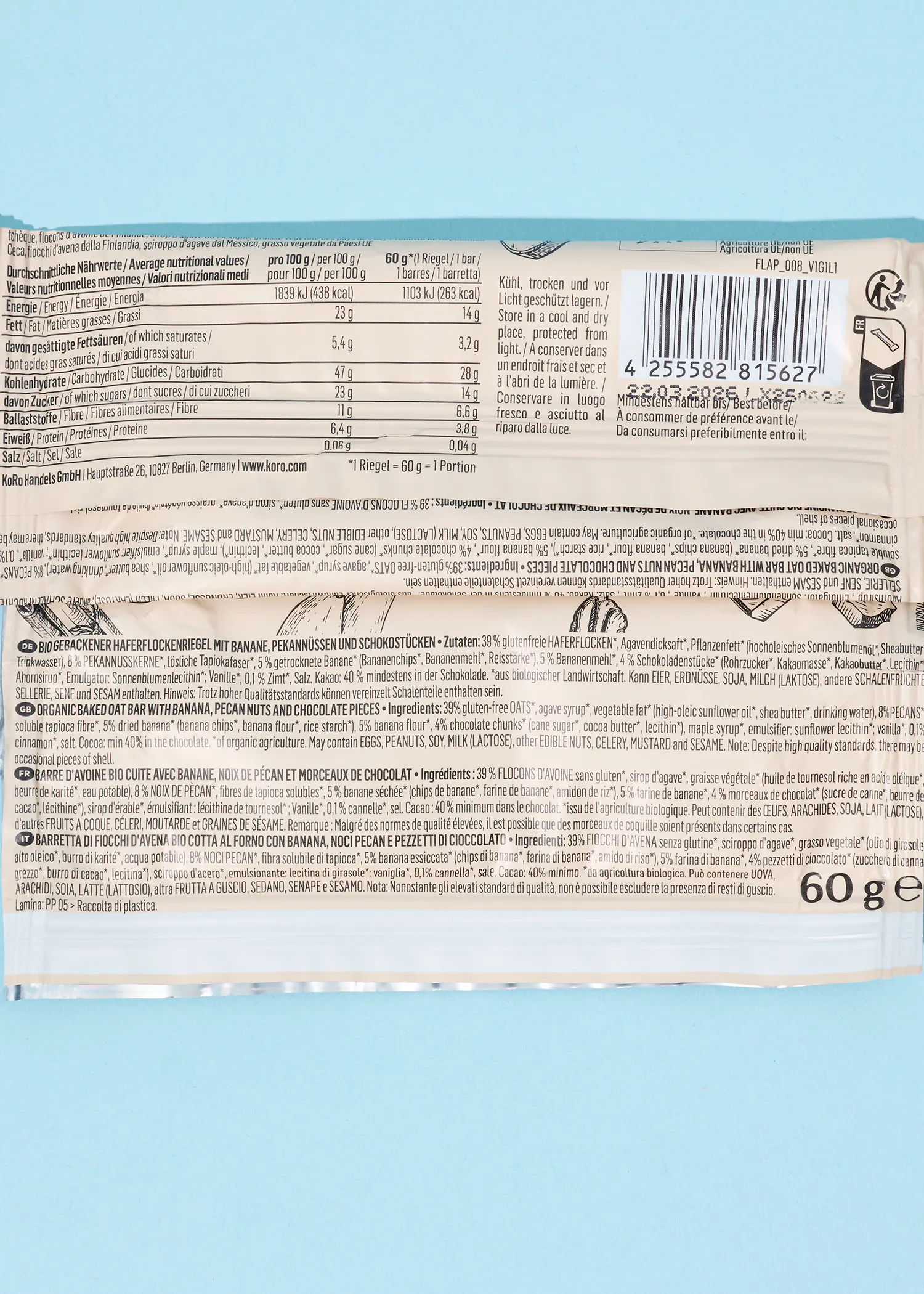 une barre de chocolat avec une banane et des noix de pécan