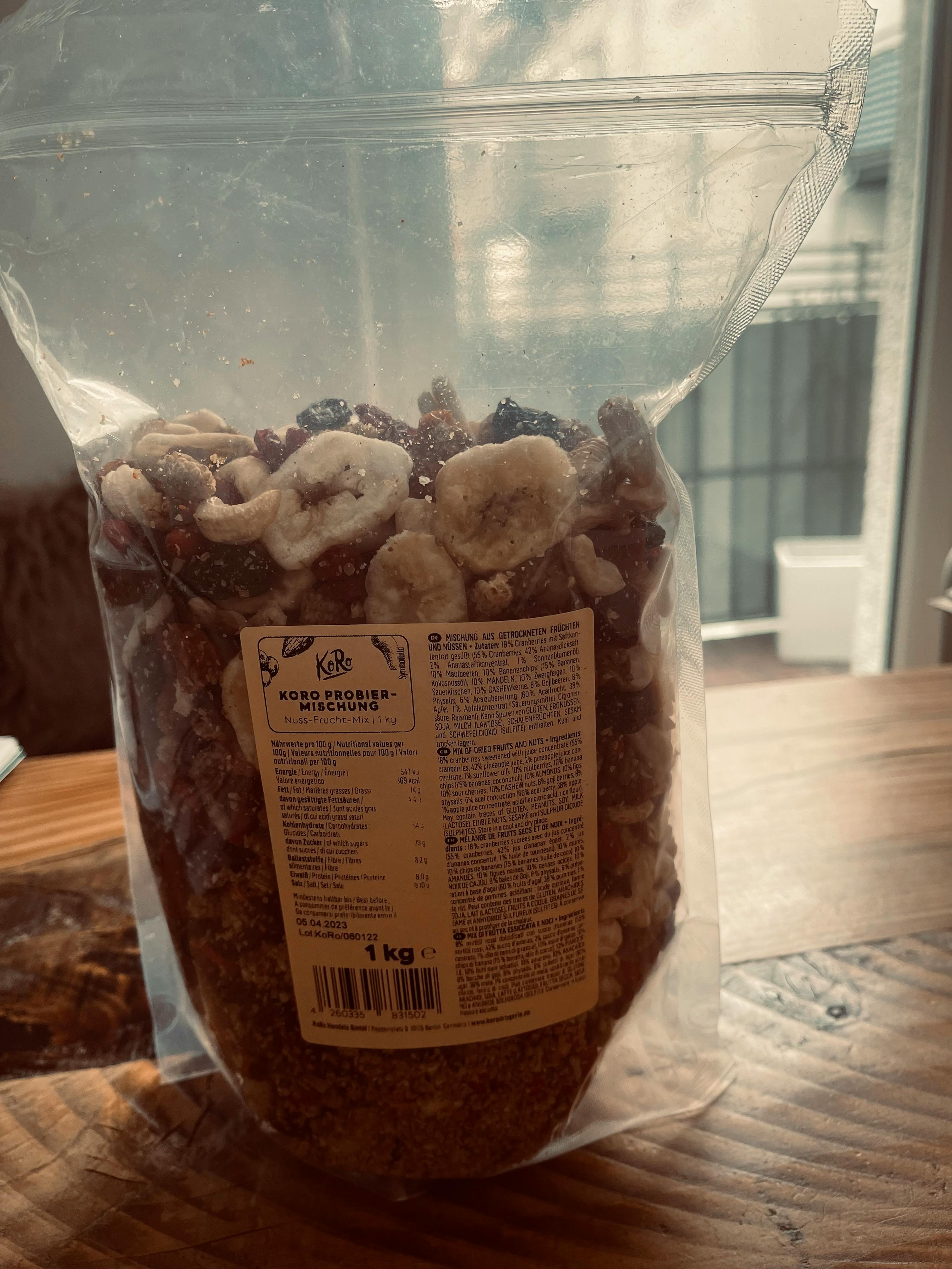 ein Plastikbeutel mit einer Banane darauf steht auf einem Holztisch