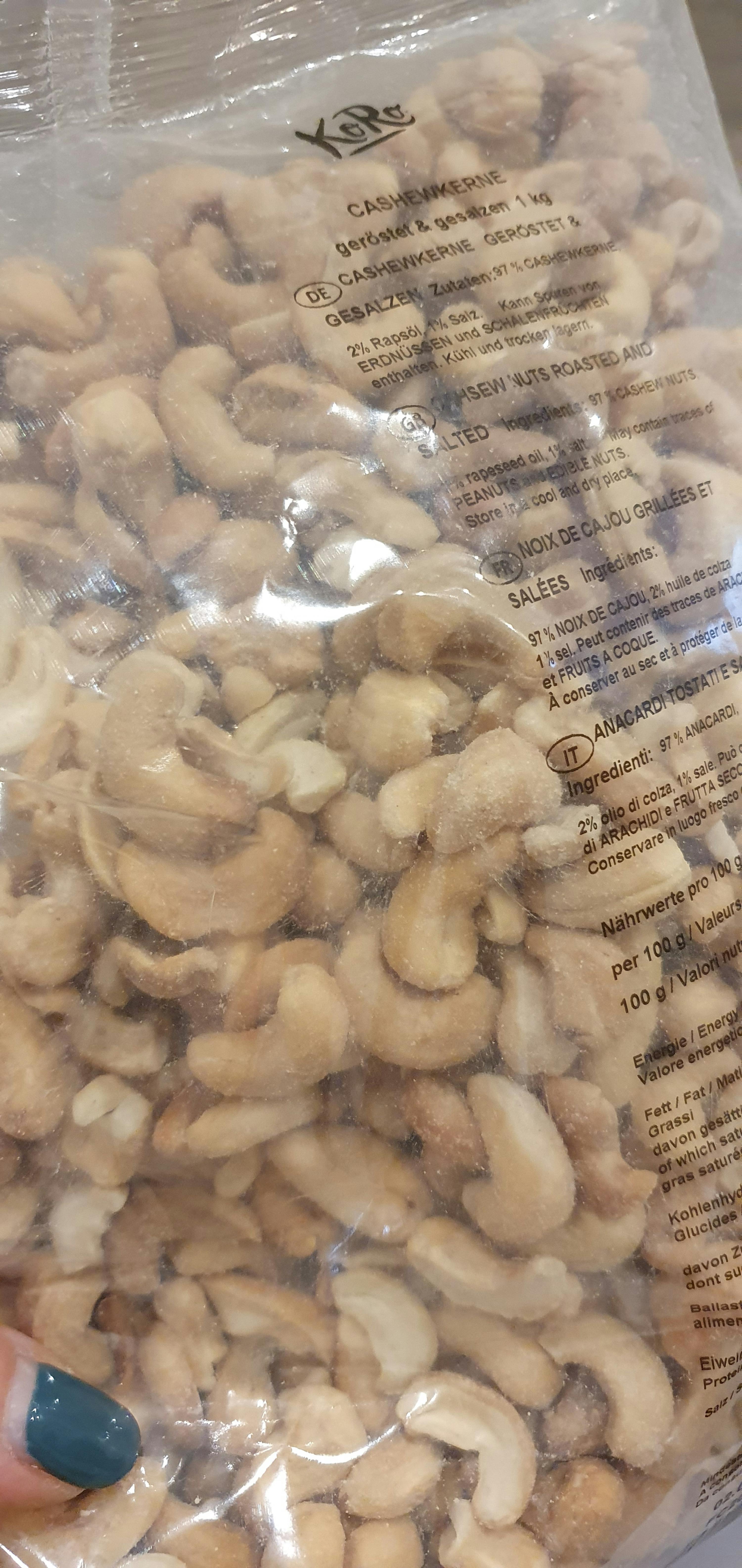 eine Nahaufnahme eines Plastikbeutels mit Cashewnüssen