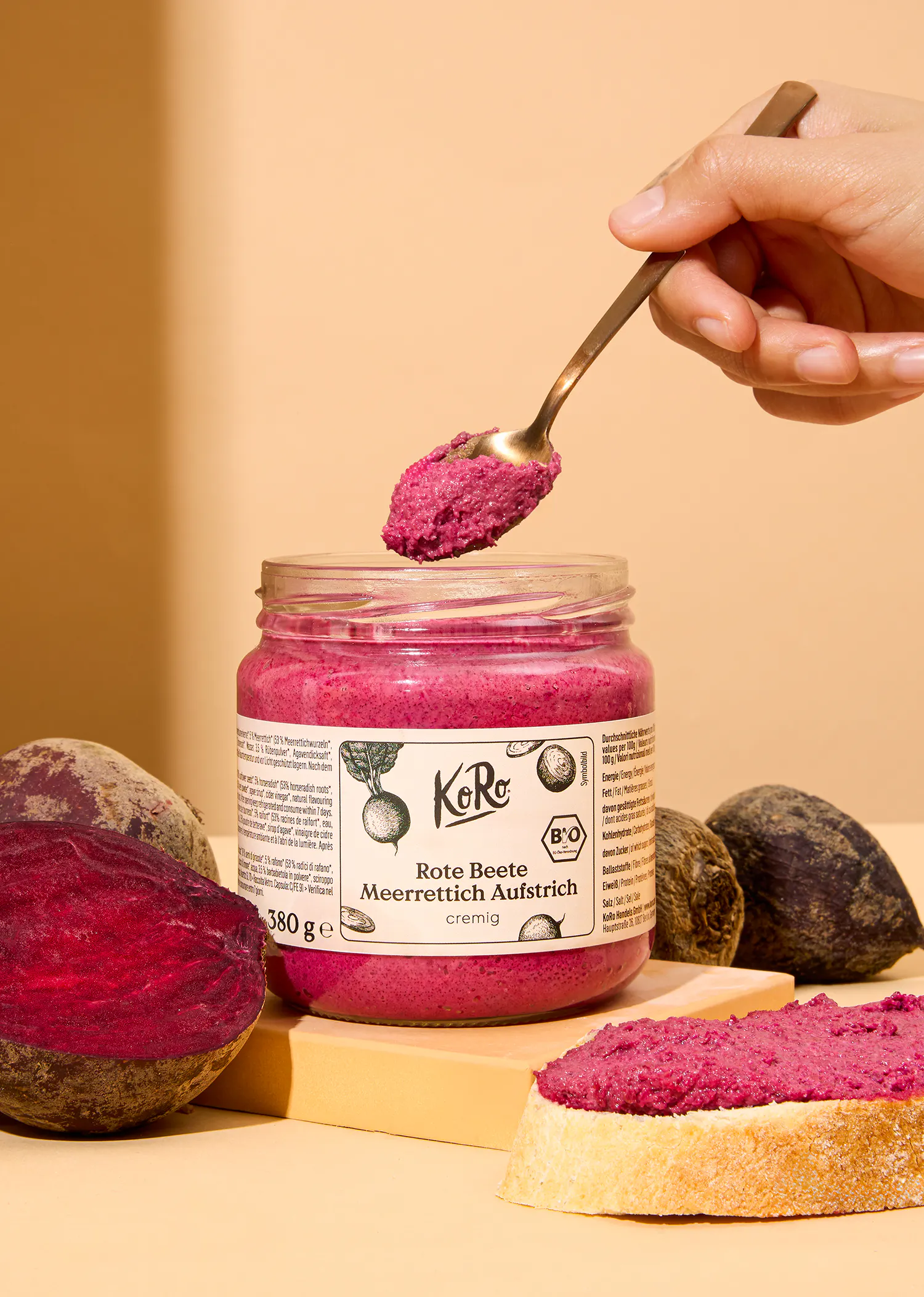 eine Person hält einen Löffel in einem Glas rote Rübe