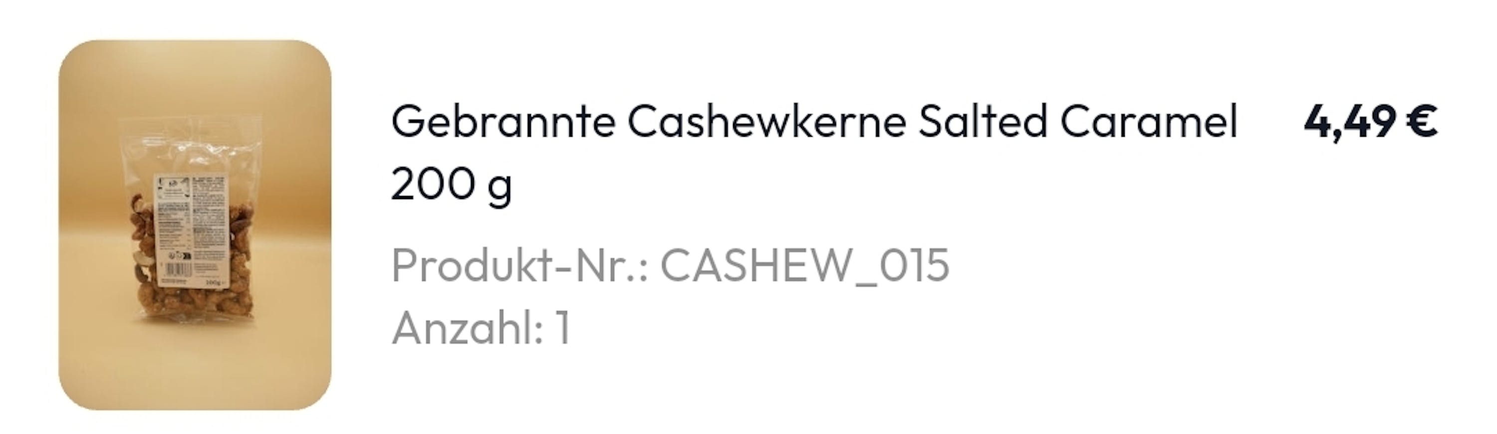 eine Tüte gebrannte Cashewkerne mit Salzkaramell steht auf einem Tisch .