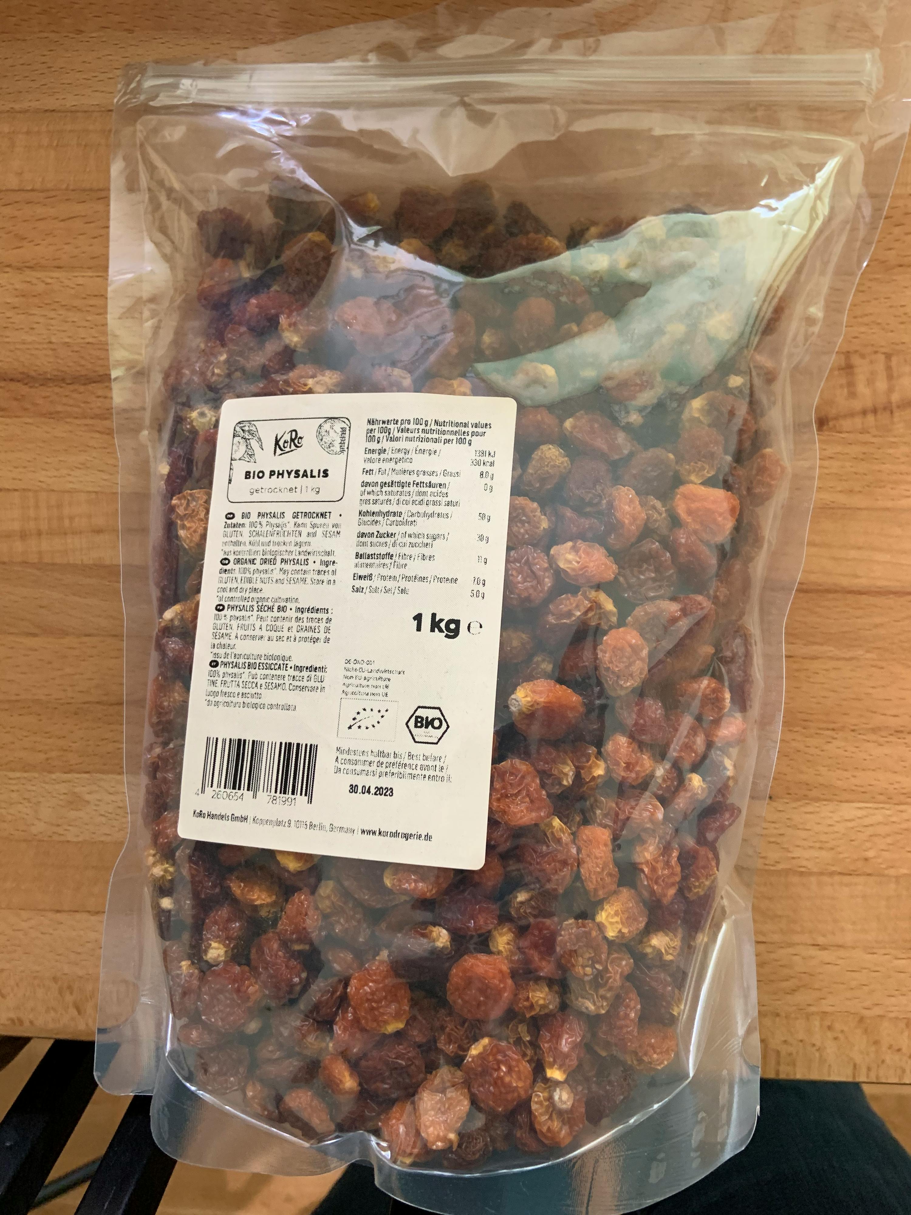 eine Plastiktüte mit einem Gewicht von 1 kg auf einem Holztisch