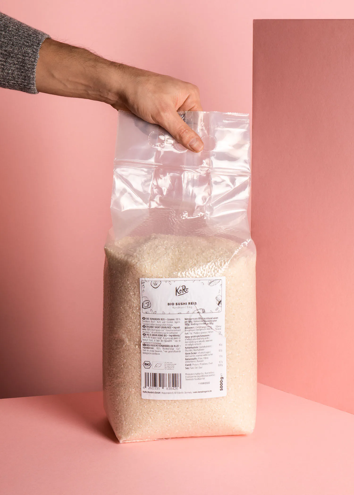 une personne tient un sac en plastique de riz bio