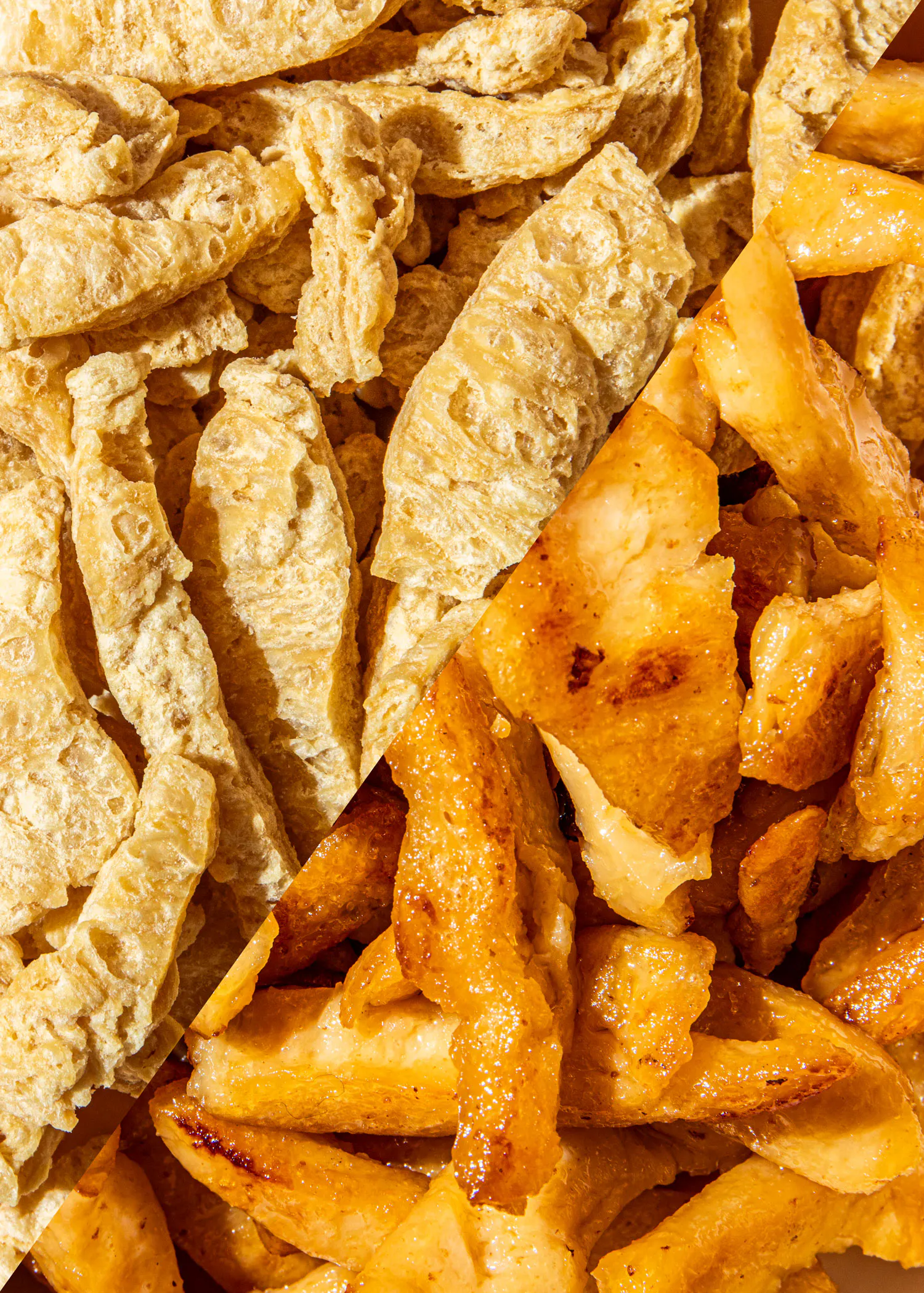 un primer plano de un montón de papas fritas y frijoles