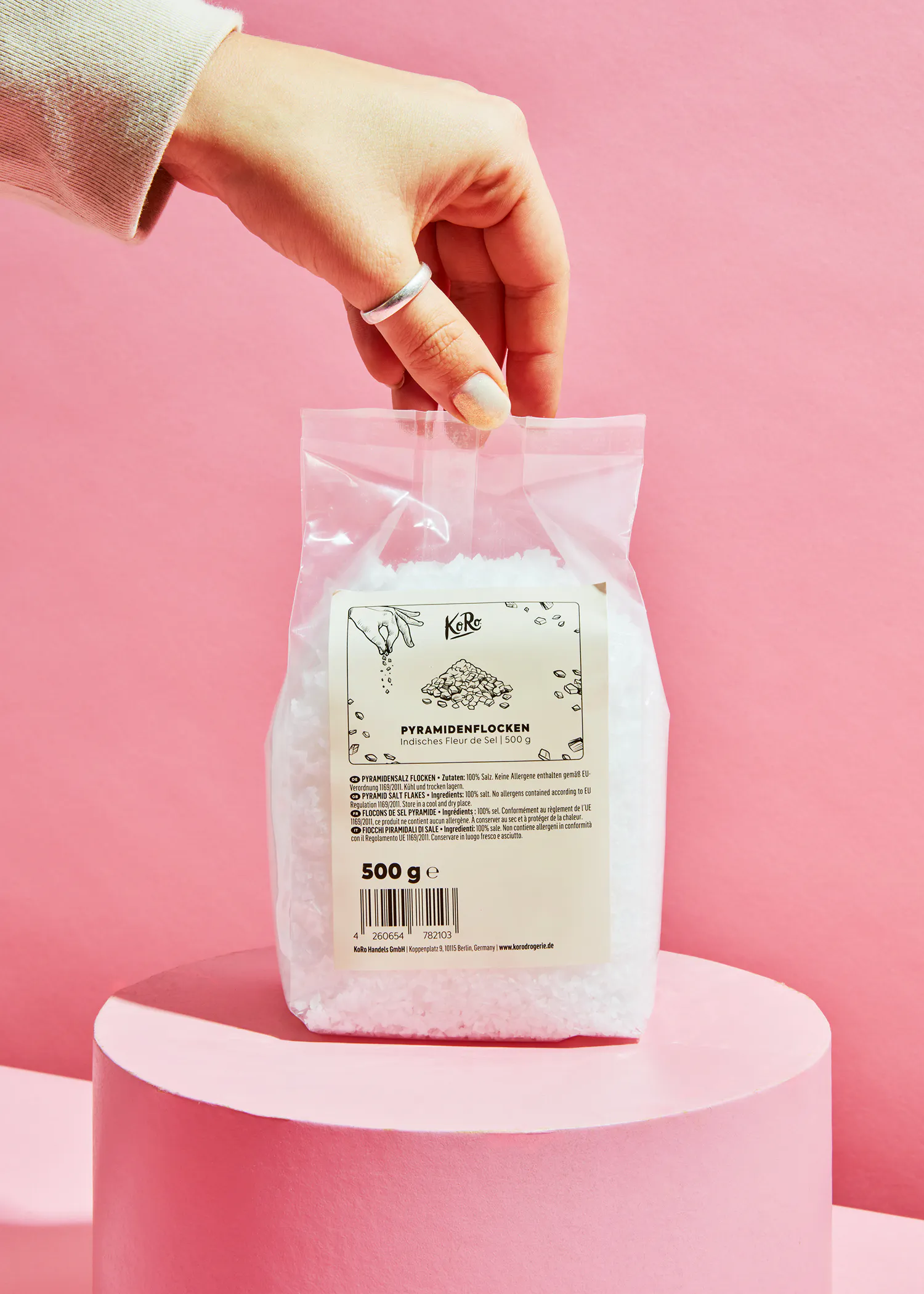 une personne tient un sac en plastique avec une étiquette blanche