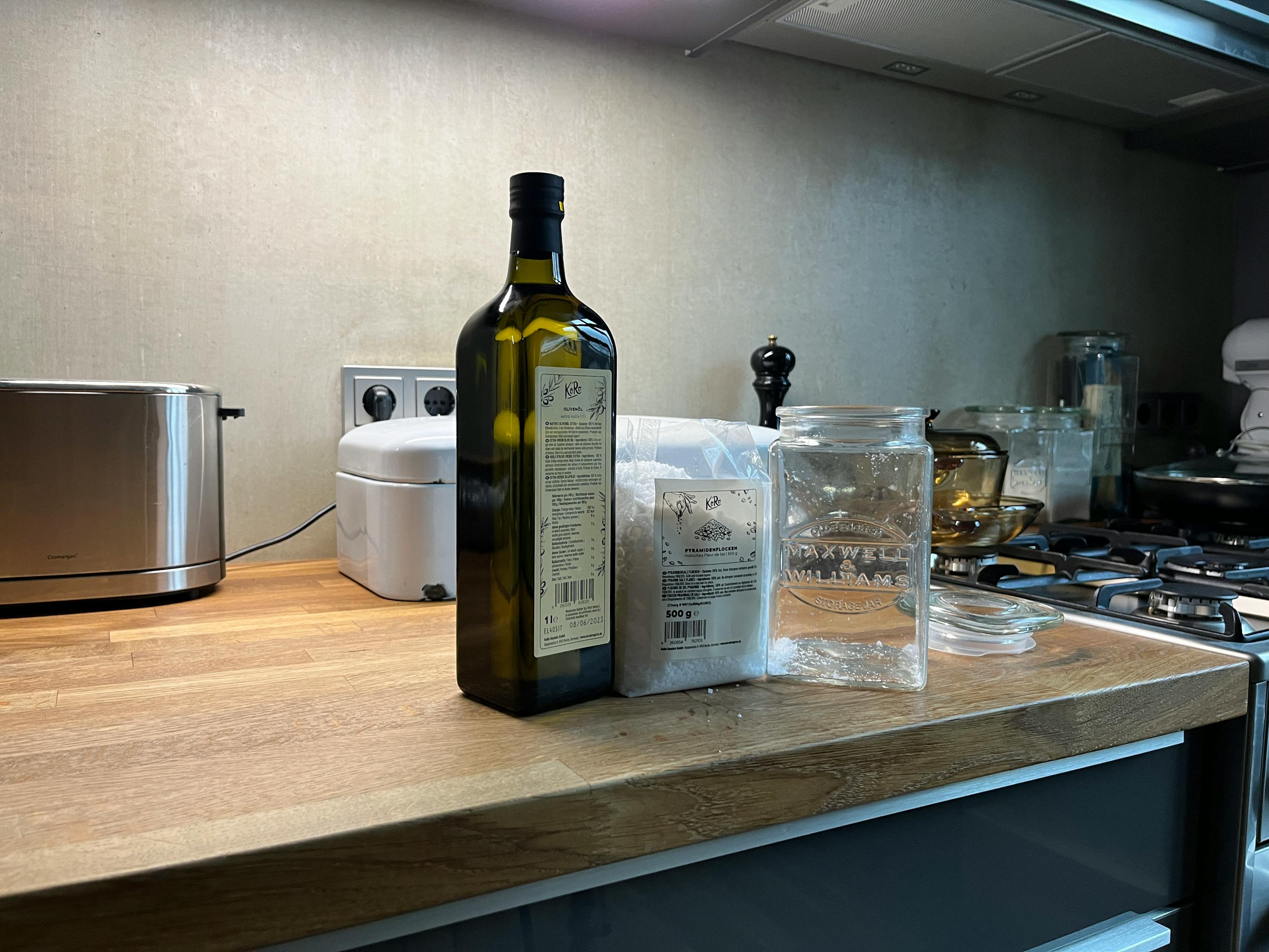 eine Flasche Olivenöl steht auf einer Küchentheke