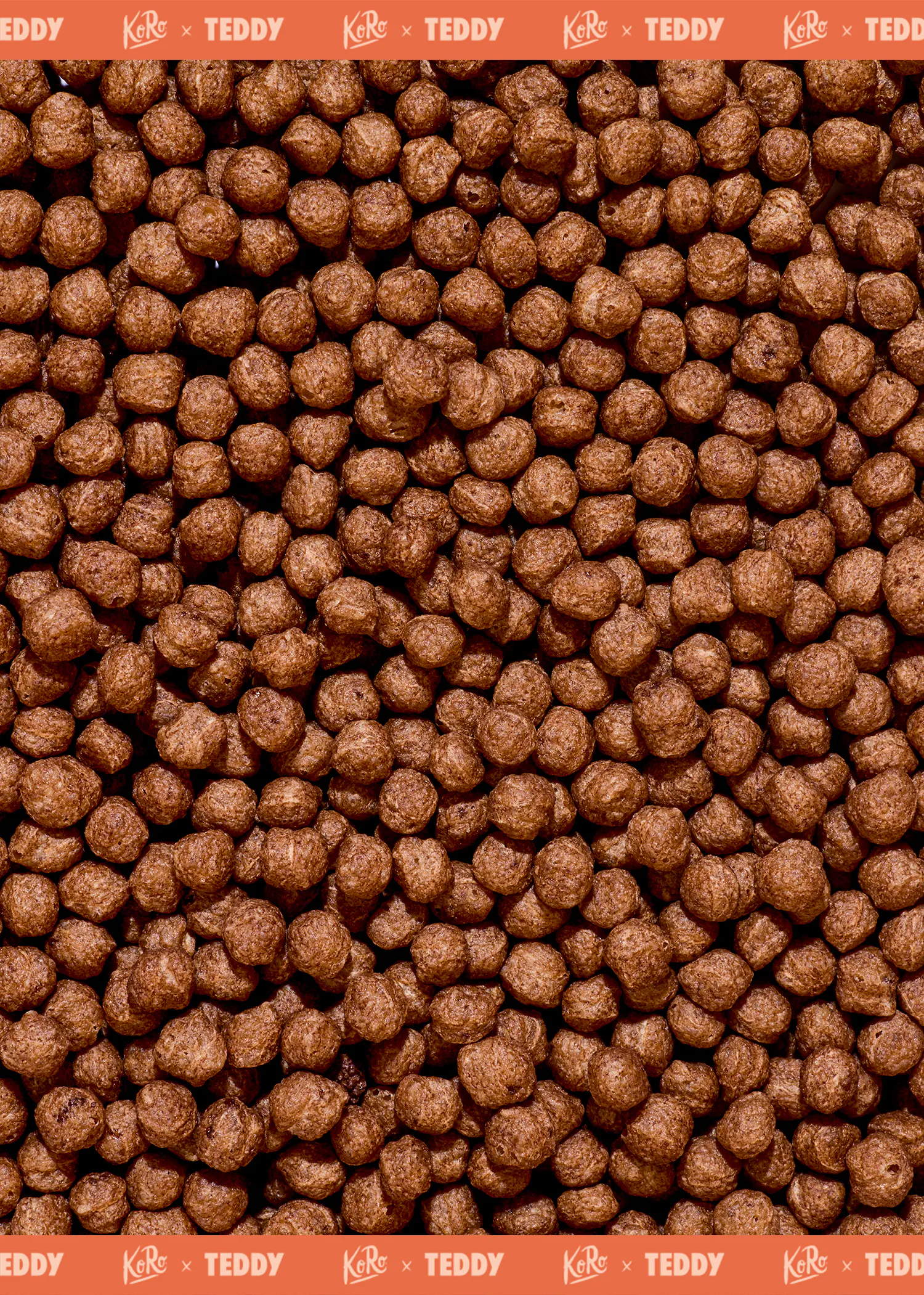 gros plan sur une multitude de petites boules de céréales marron.