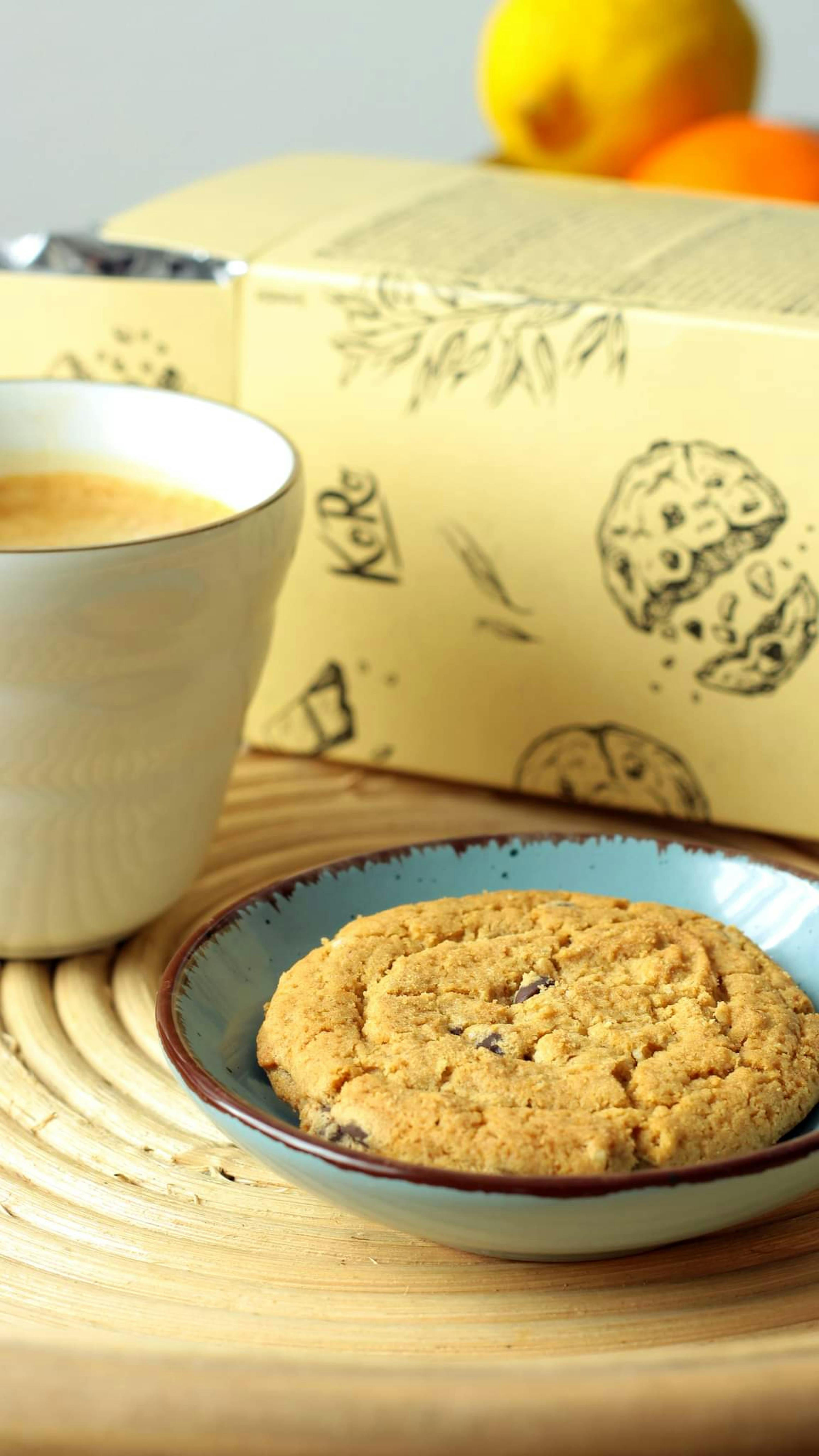 une tasse de café et une assiette de biscuits sur une table