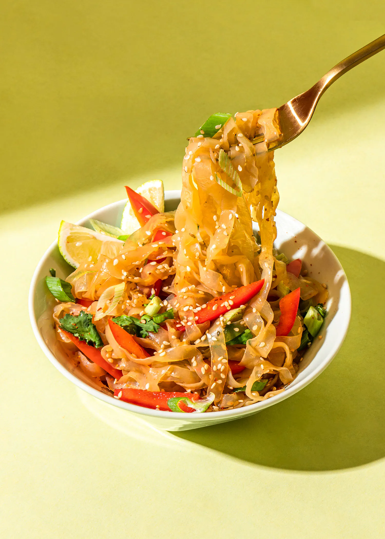 eine Gabel hält einen Nudelsalat in der Hand