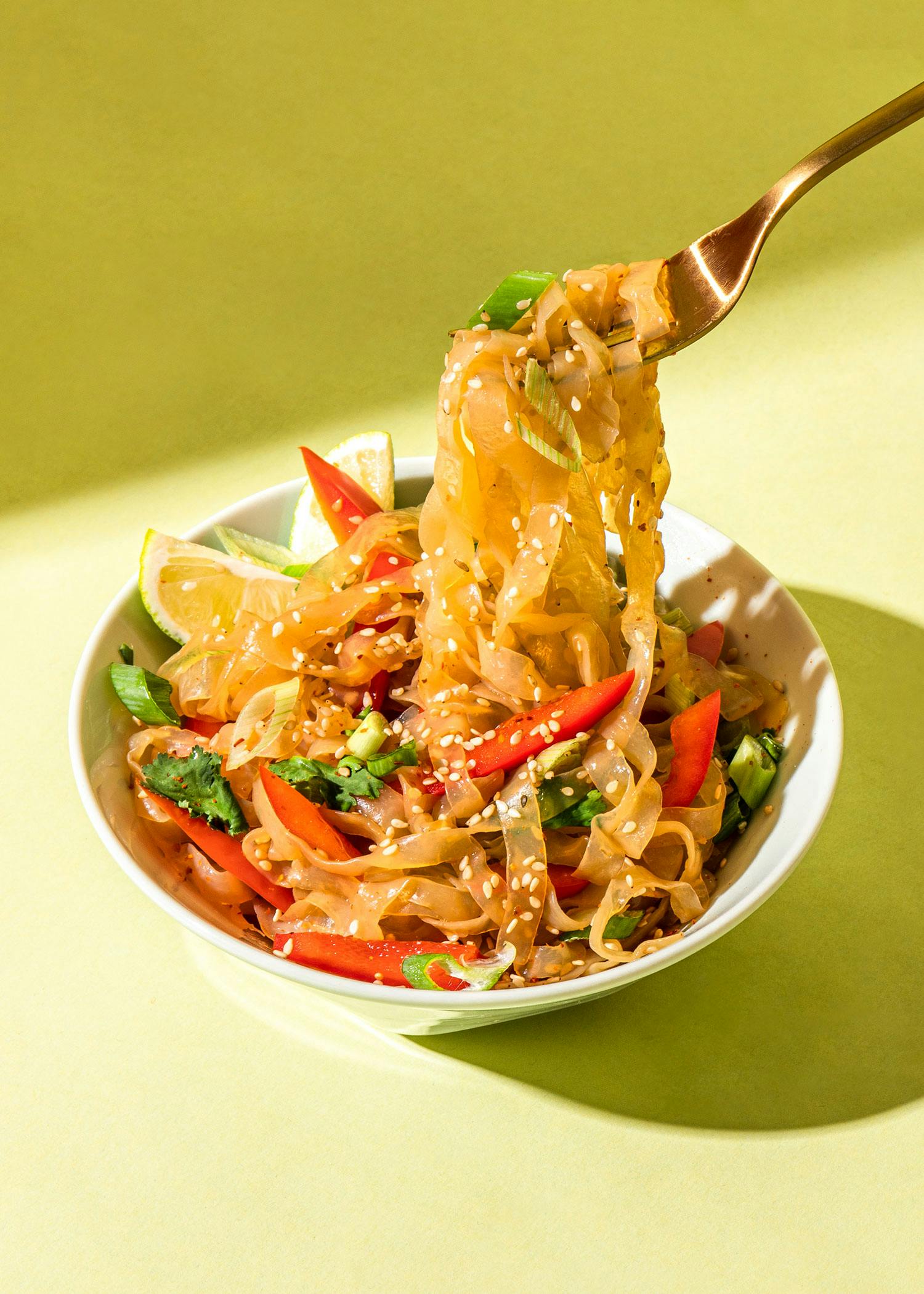 eine Gabel hält einen Nudelsalat in der Hand