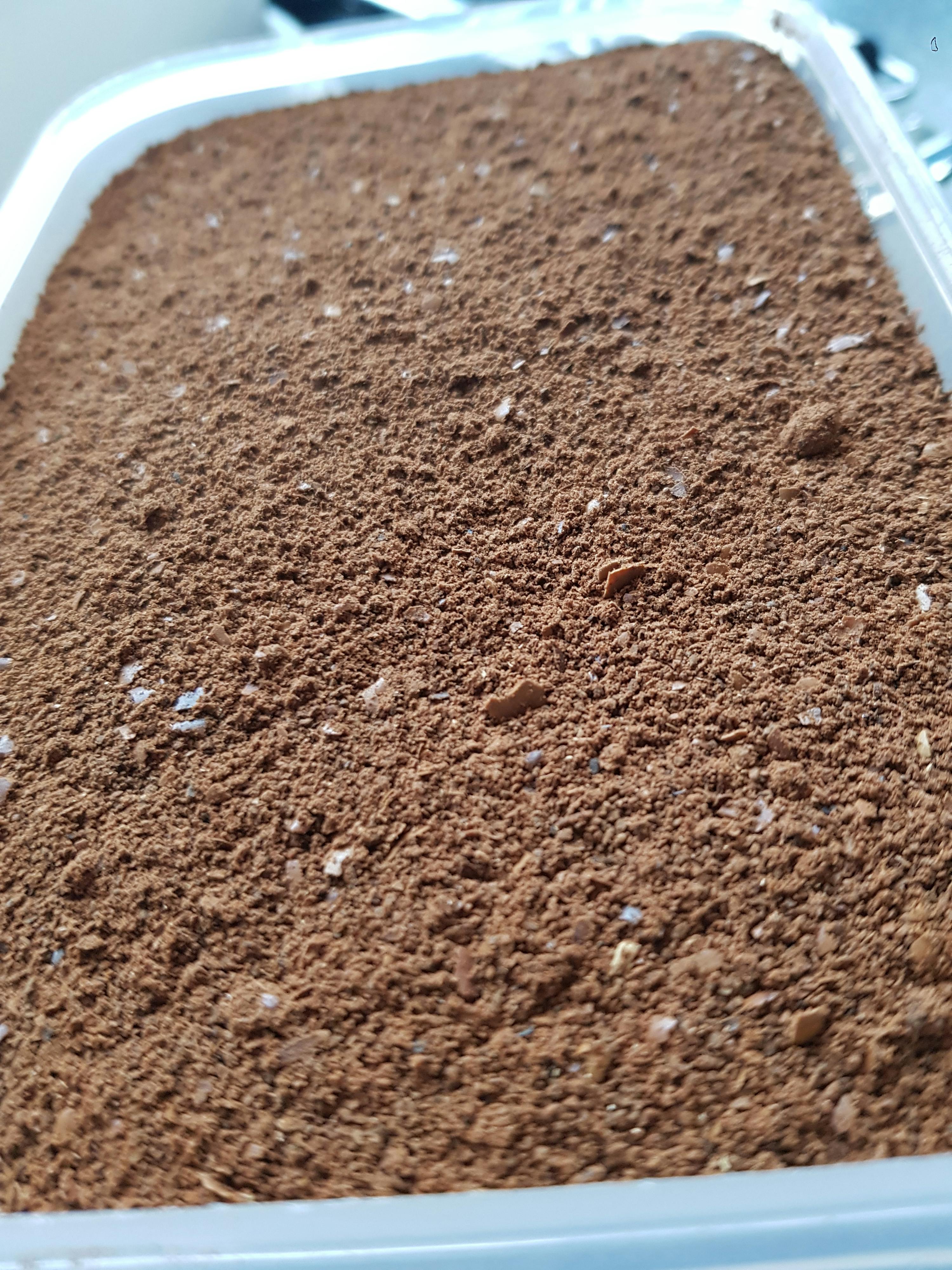 un primo piano di una ciotola di caffè con l' etichetta " caffè " in cima