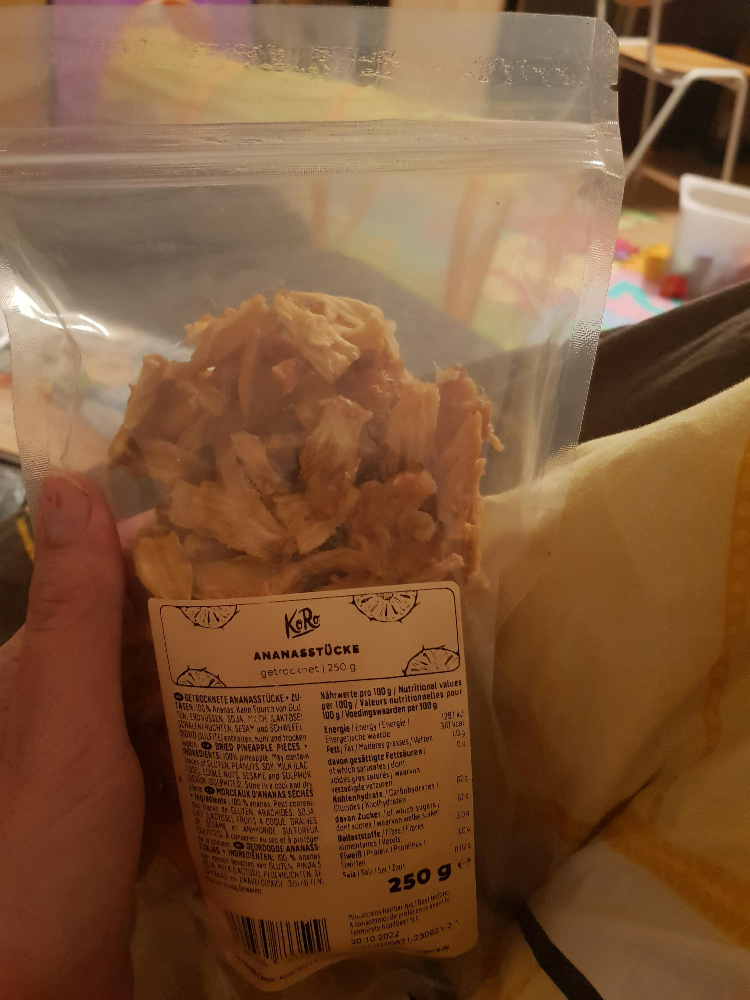 una persona tiene in mano un sacchetto di cibo con l' etichetta kbr