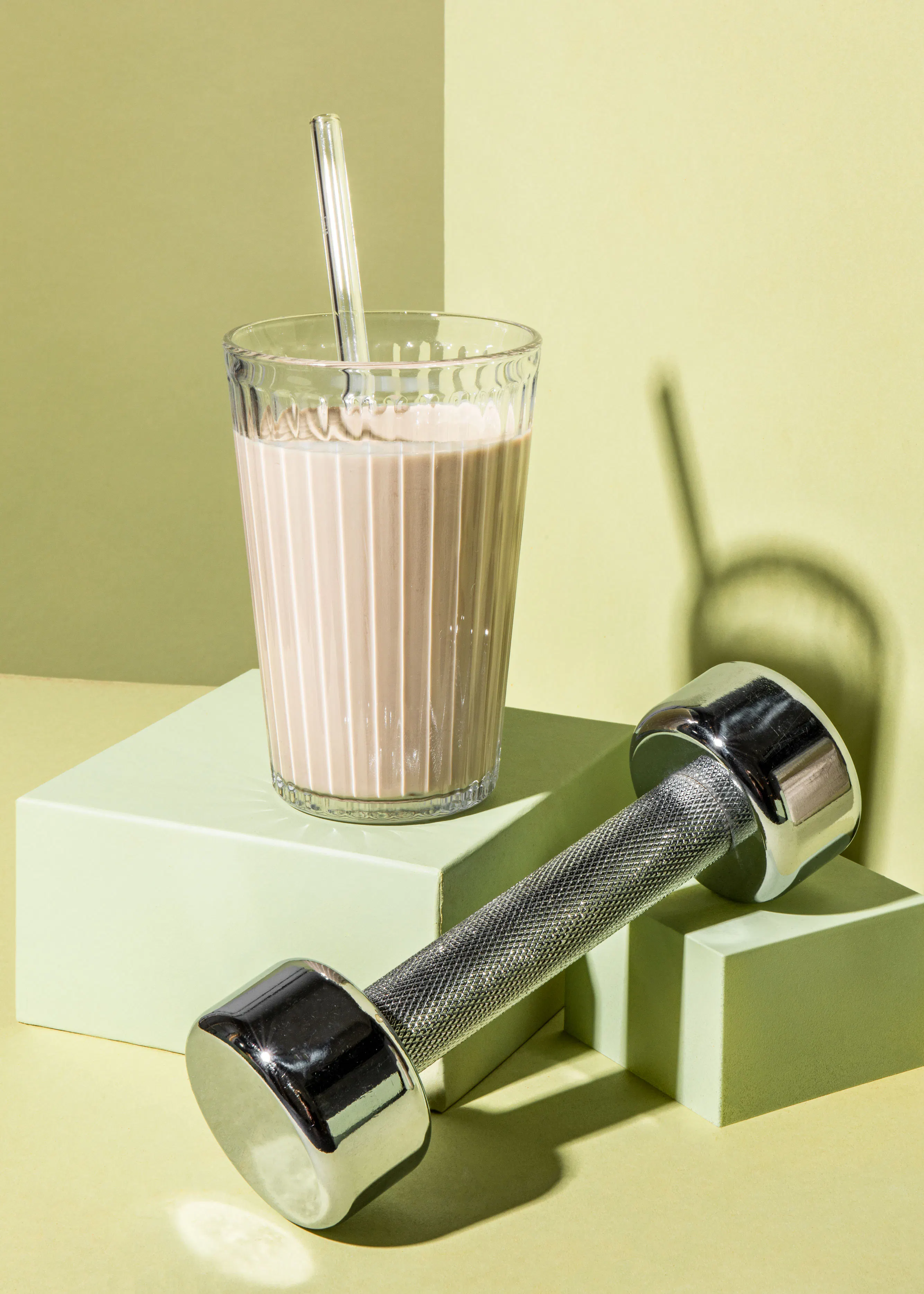 un verre de milkshake à côté d' un haltère