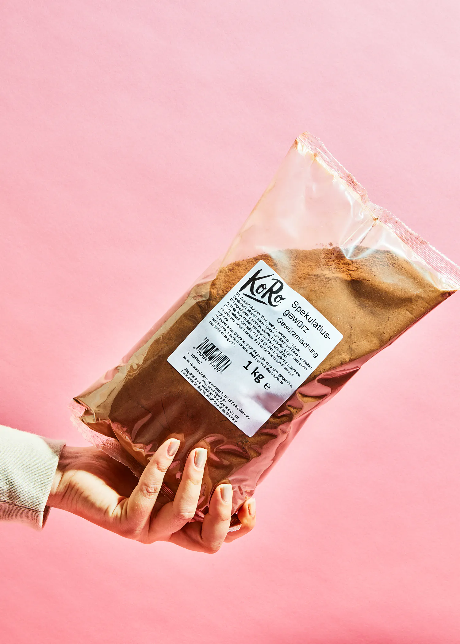 une personne tient un sac en plastique avec une étiquette blanche avec l' écriture krc sur elle