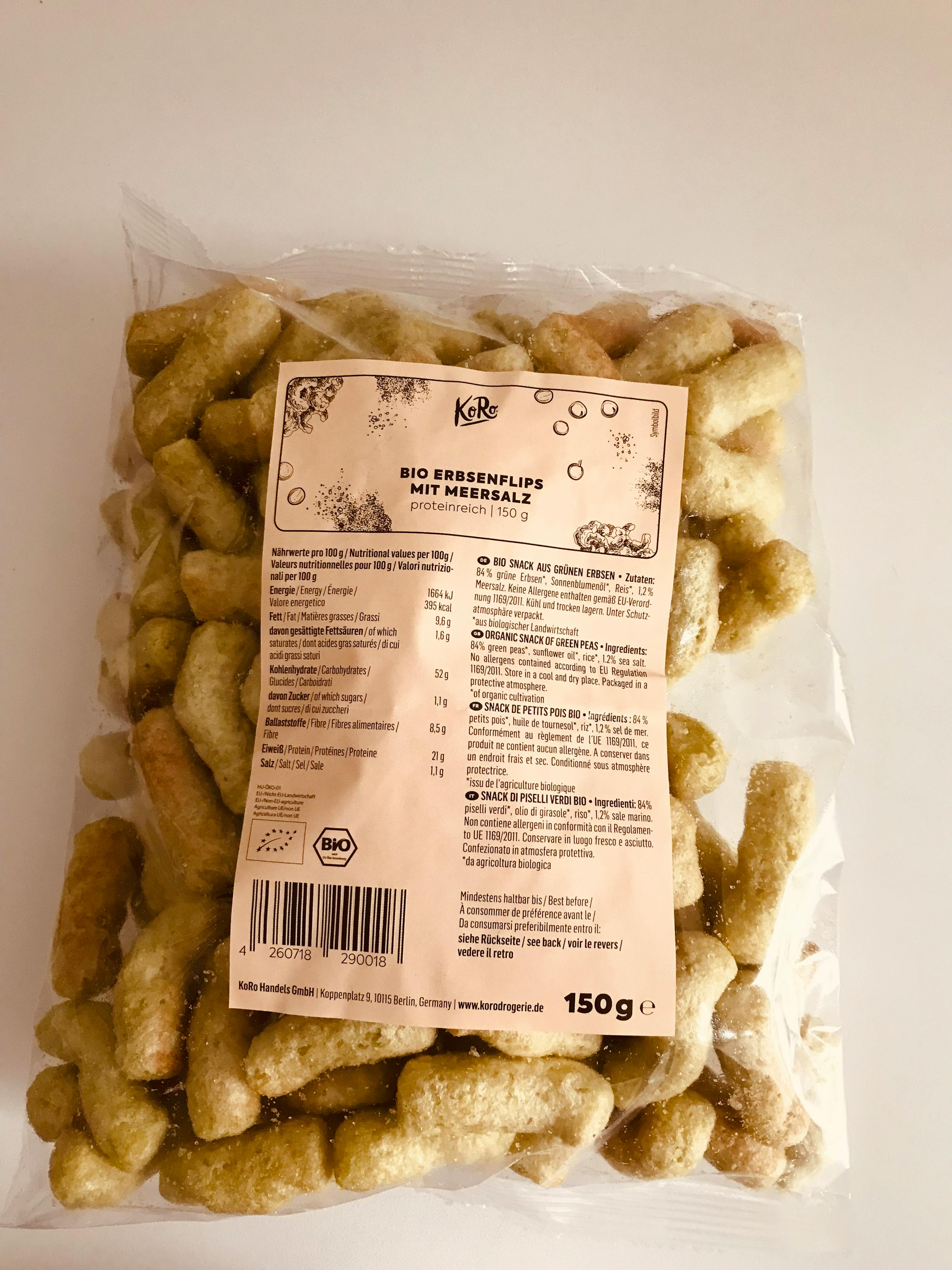 eine Tüte bio Erdnuss mit Meersalz steht auf einem weißen Tisch