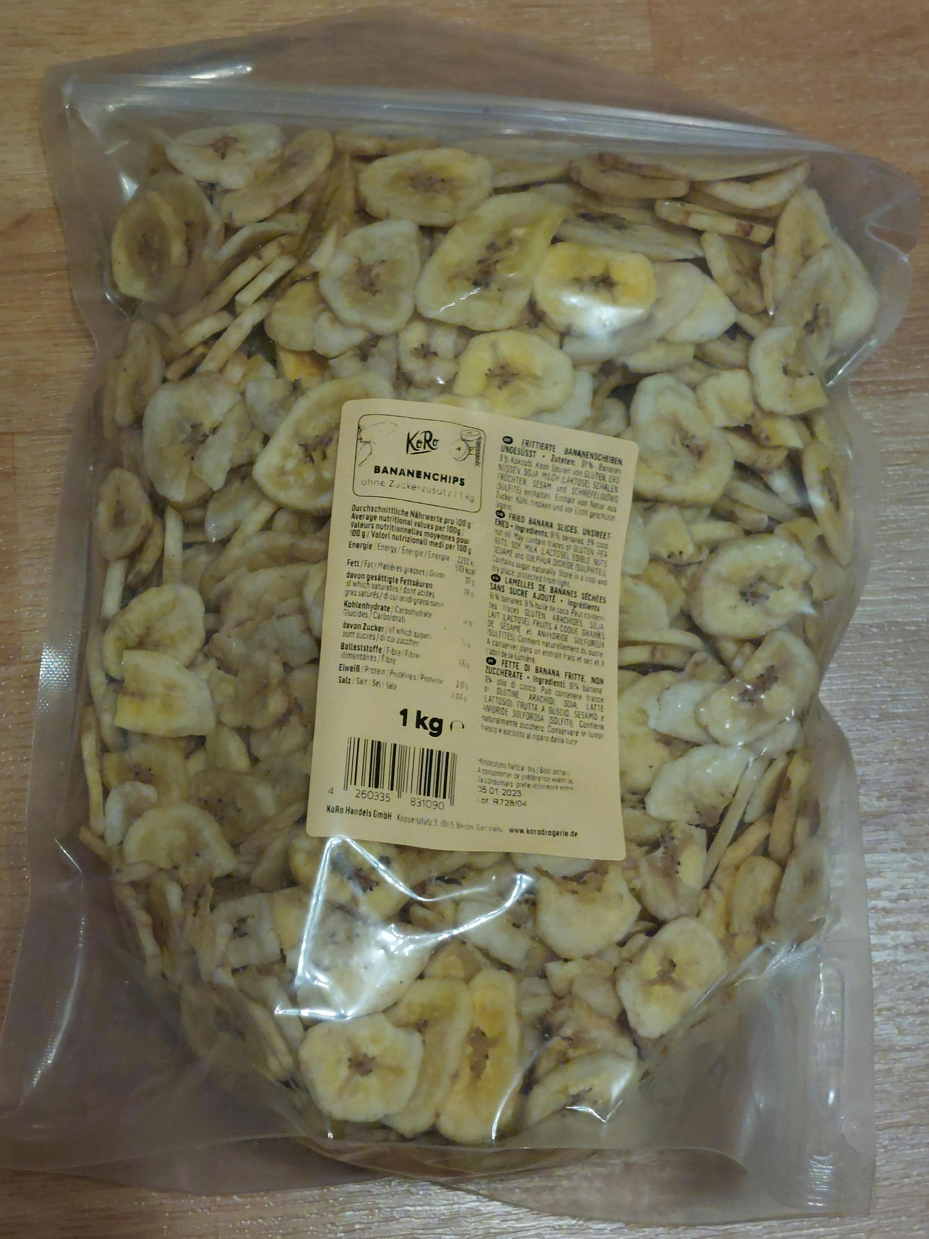 ein Plastikbeutel mit Bananenchips steht auf einem Tisch