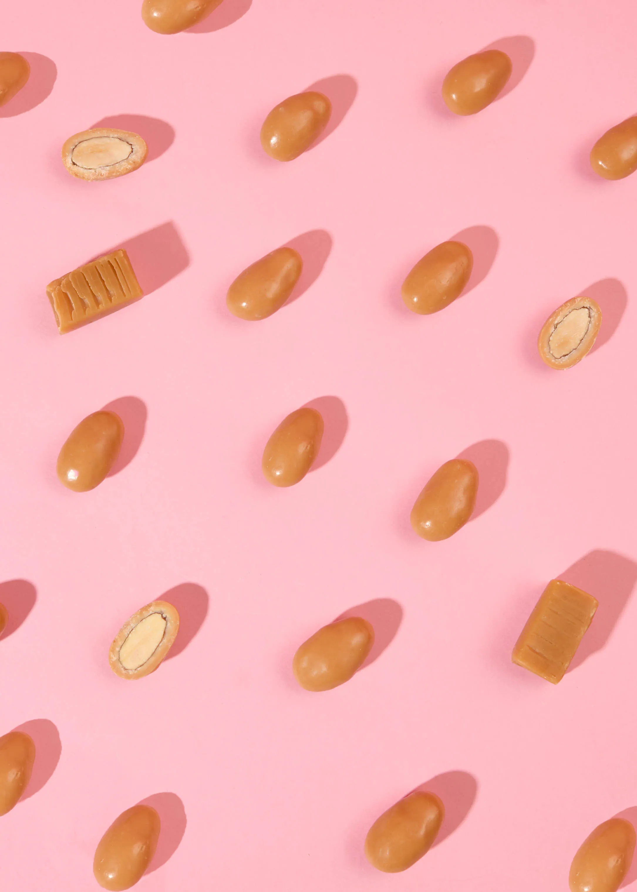 un motif de caramels et d' amandes sur un fond rose