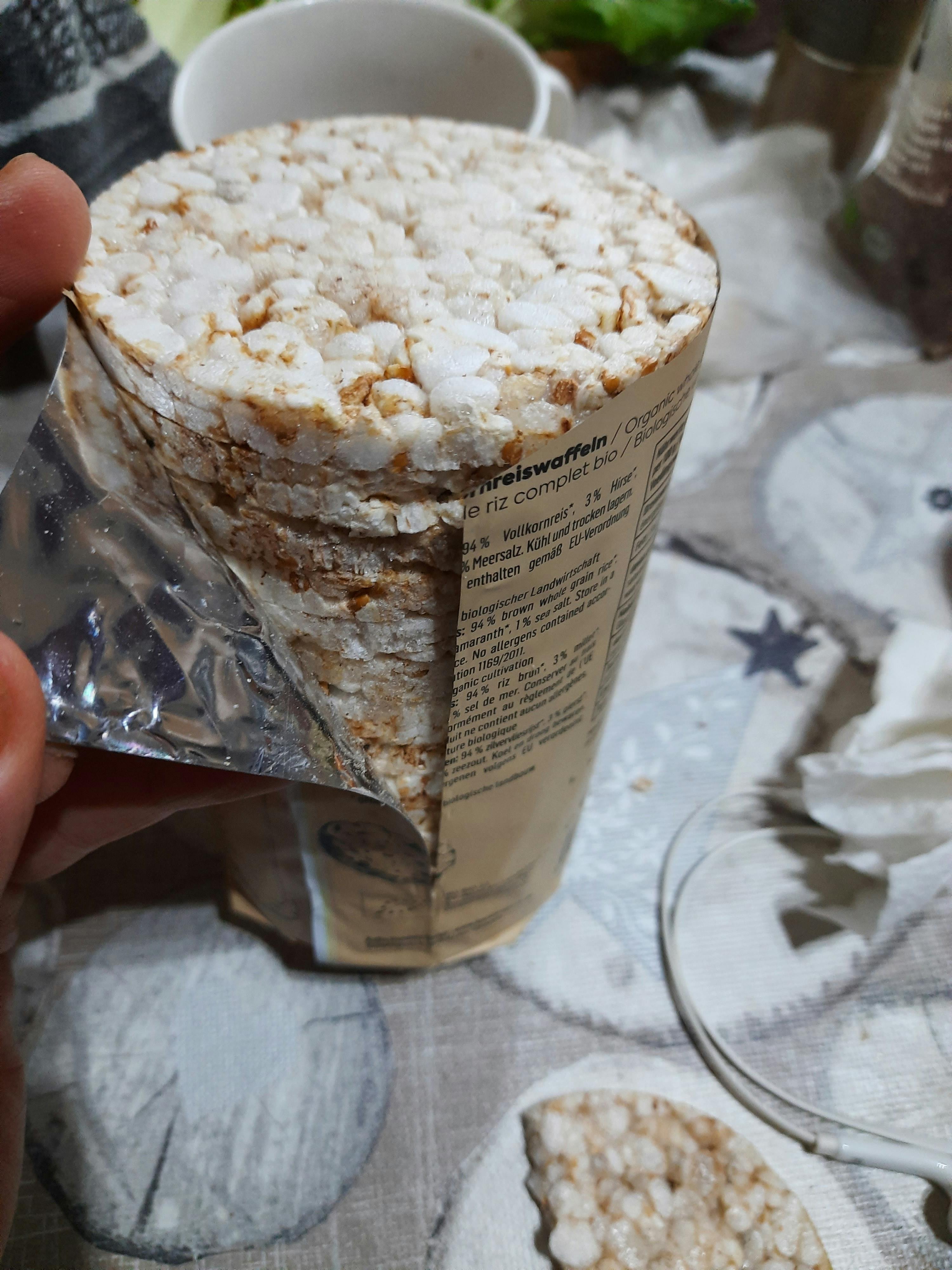 une personne tient un paquet de riz soufflé avec l' étiquette visible