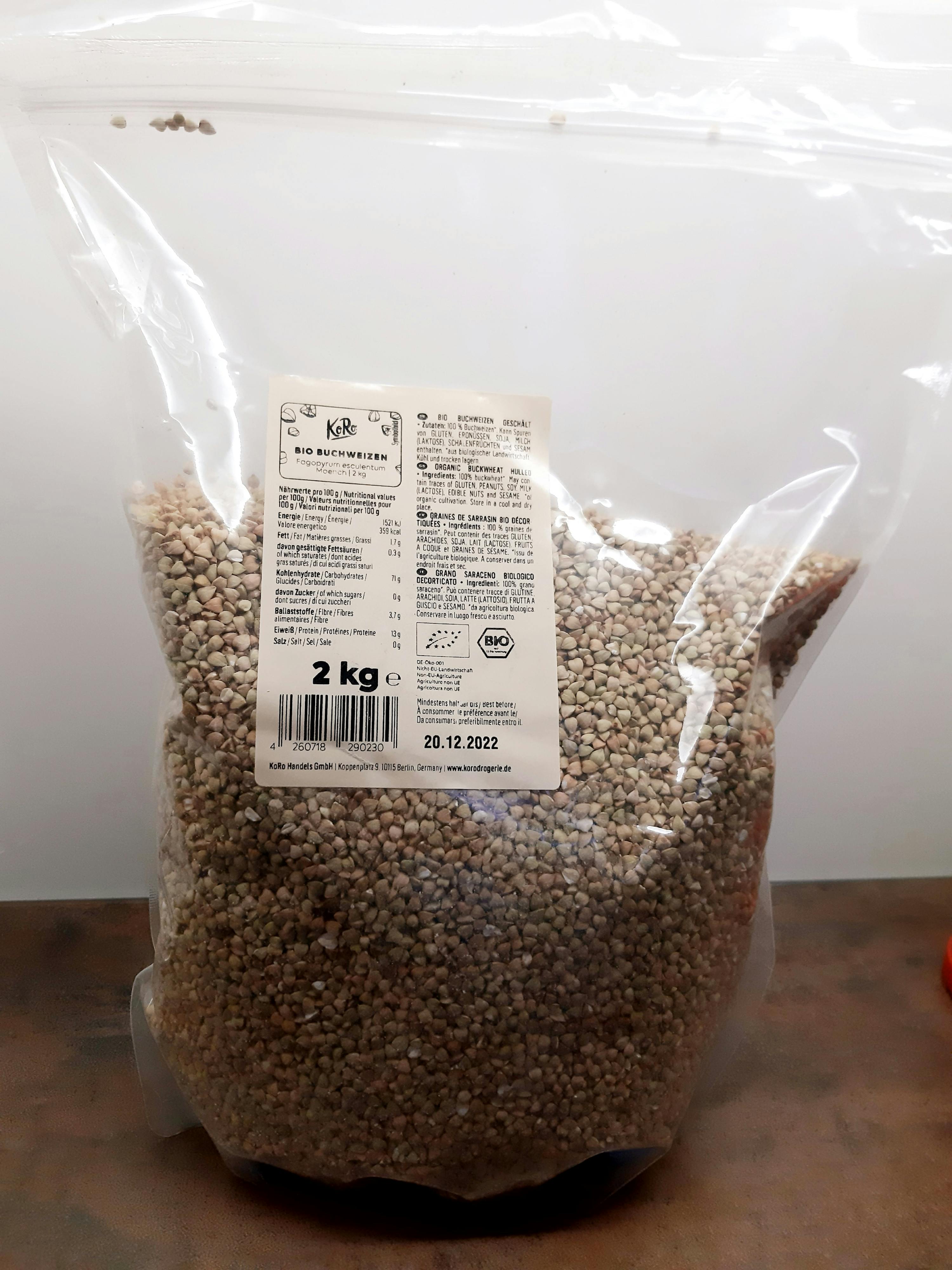 un sacchetto di erba di grano 2 kg è seduto su un tavolo di legno