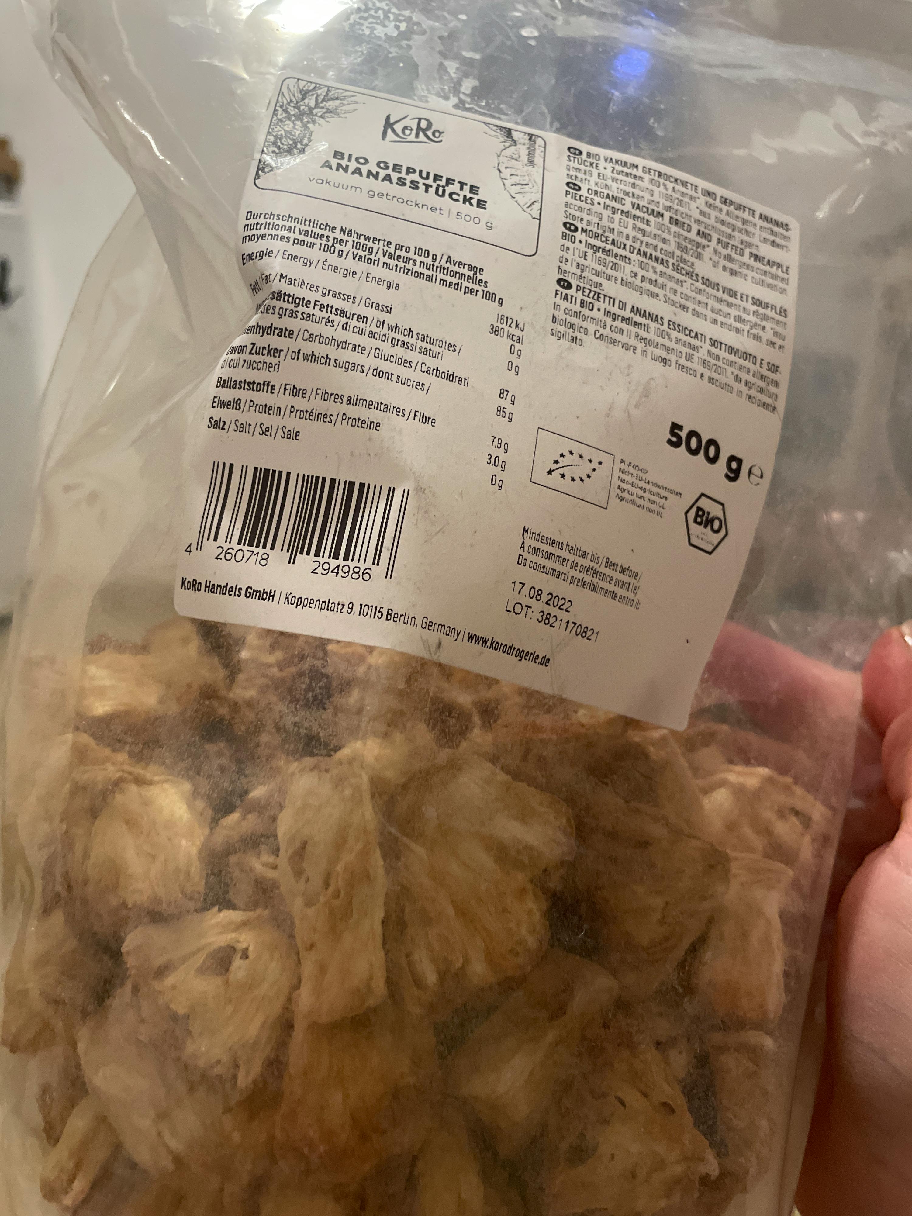 une personne tient un sac de nourriture avec une étiquette de 500 g