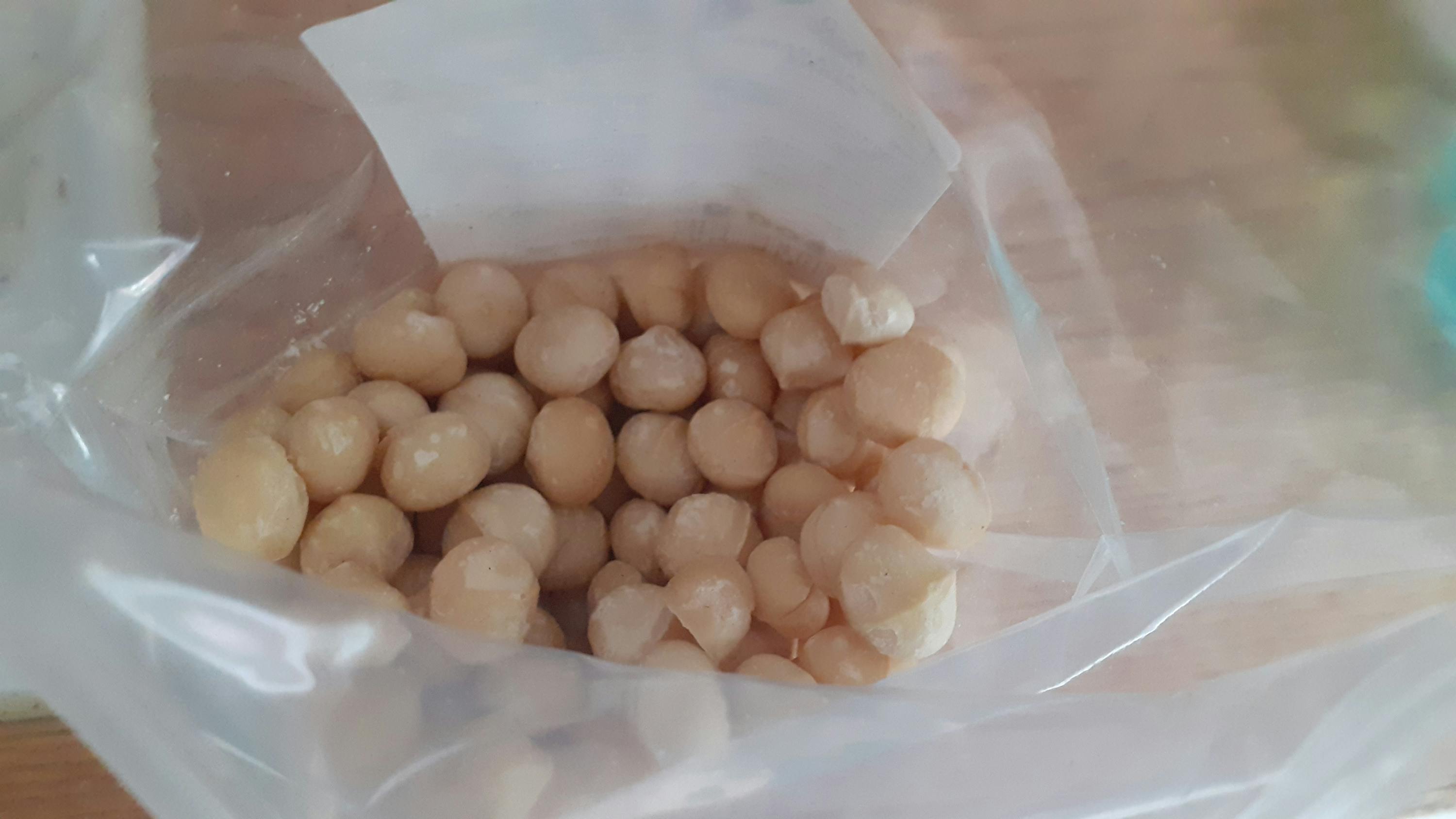 eine Nahaufnahme einer Plastiktüte mit macadamiakernen