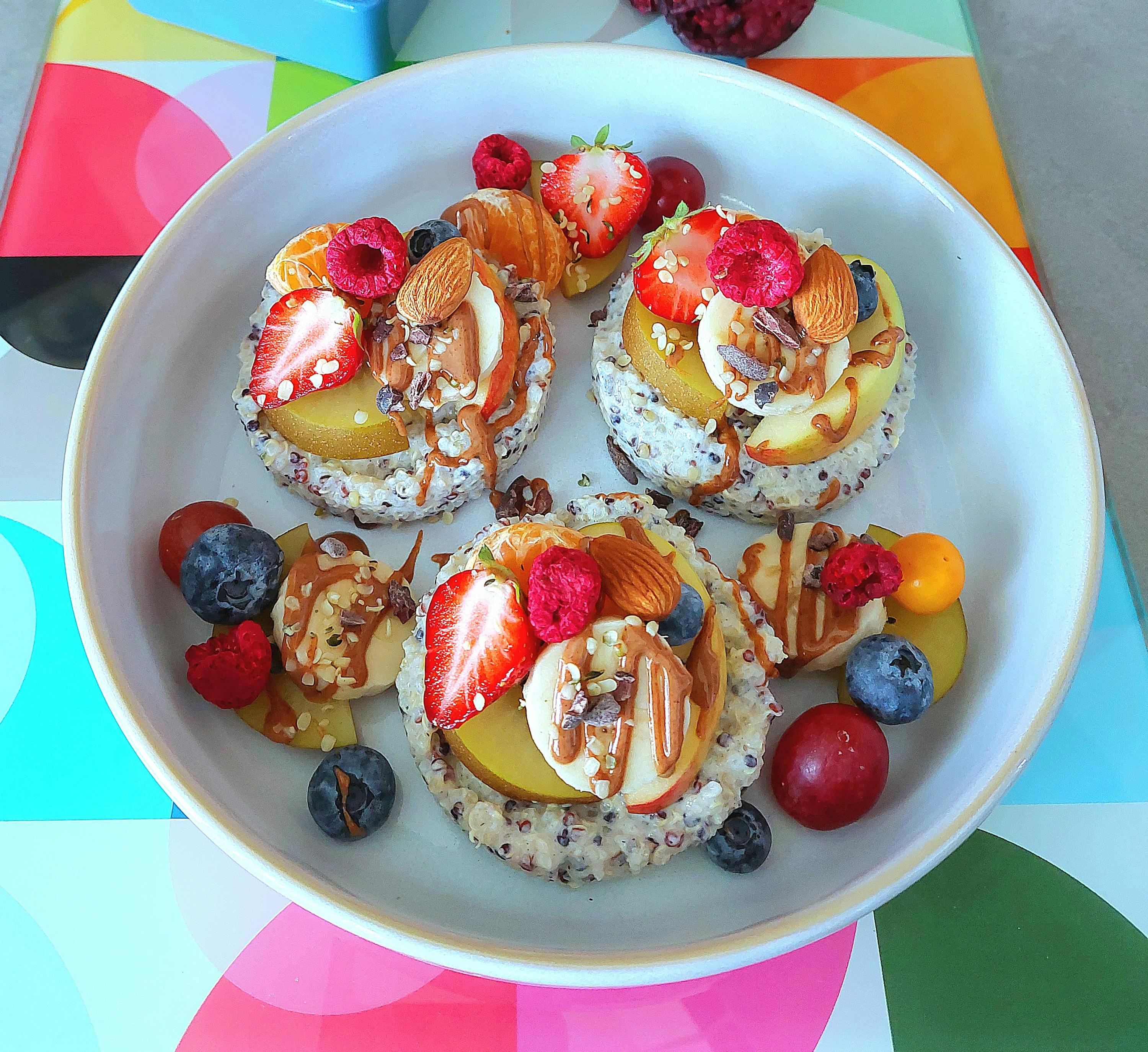 trois petits gâteaux avec des fruits et des noix sur une assiette blanche