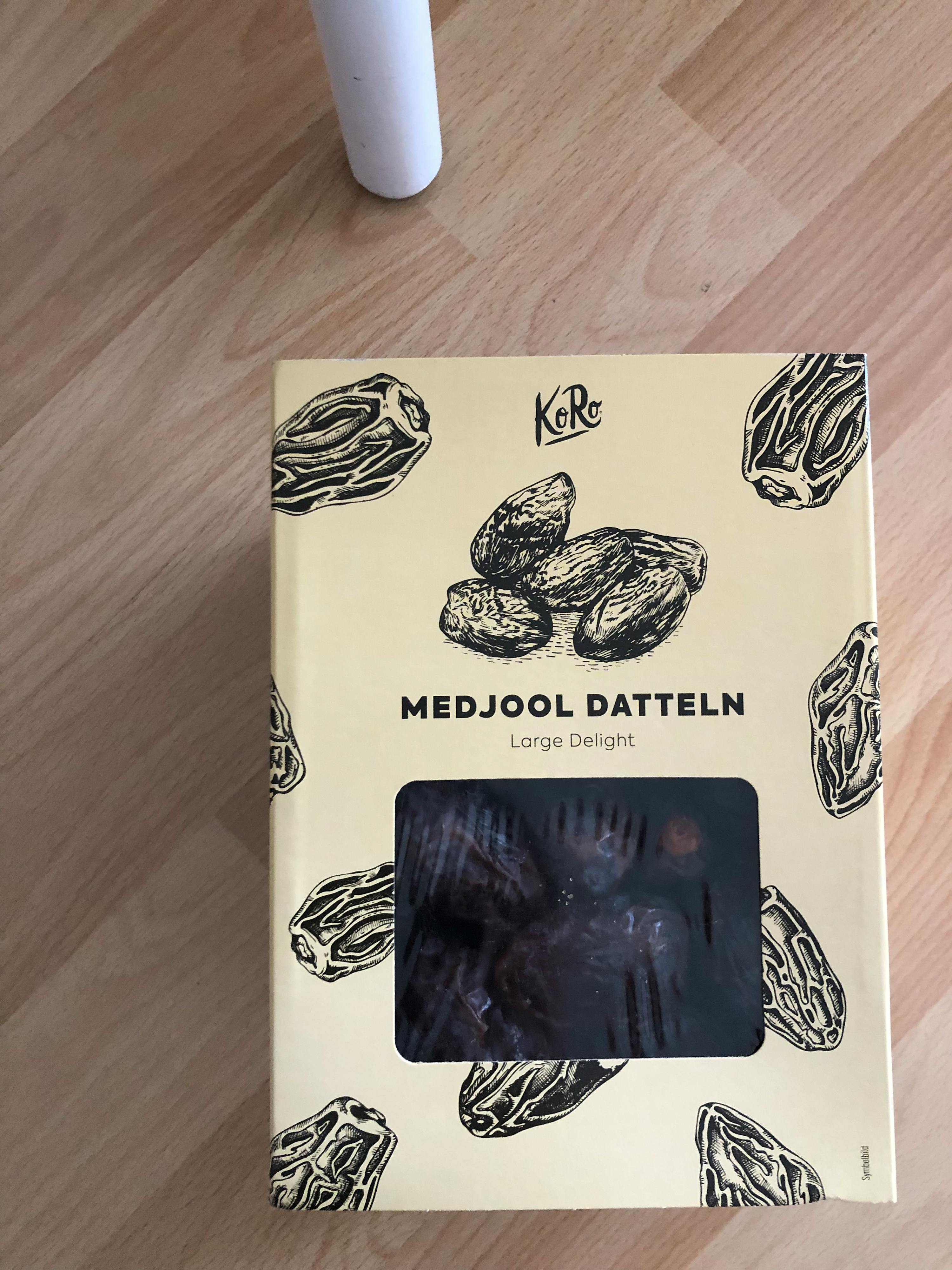 a box of medjool datteln on a wooden table