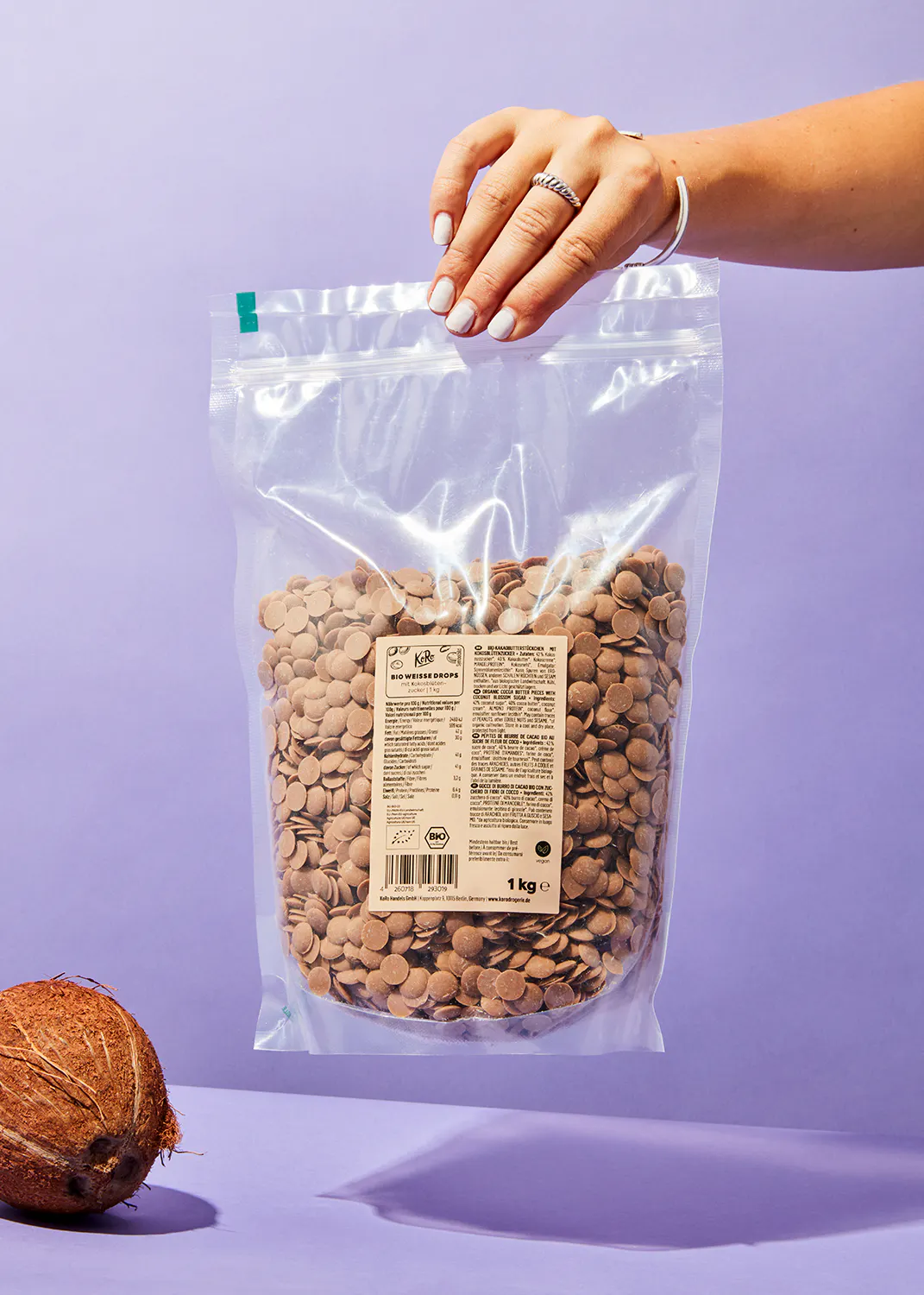 una persona sostiene una bolsa de chocolate con la etiqueta kr