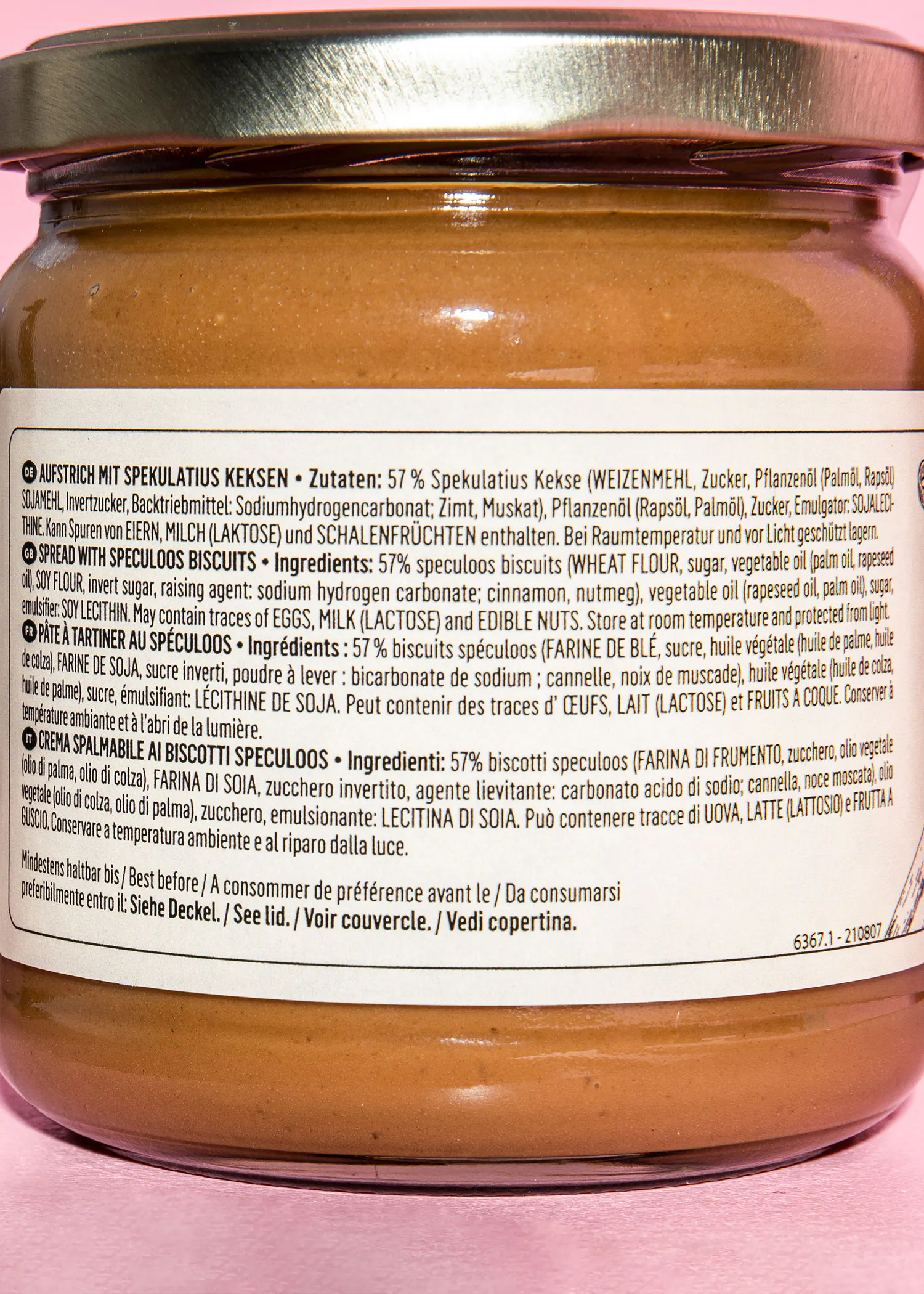 un gros plan de l' arrière d' un bocal de pâte à tartiner