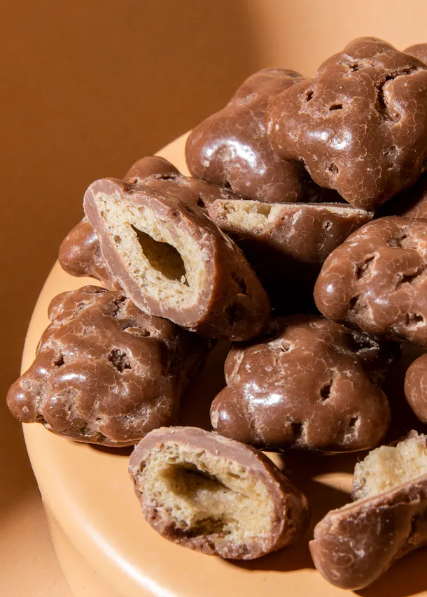 un gros plan d' une assiette de biscuits au chocolat