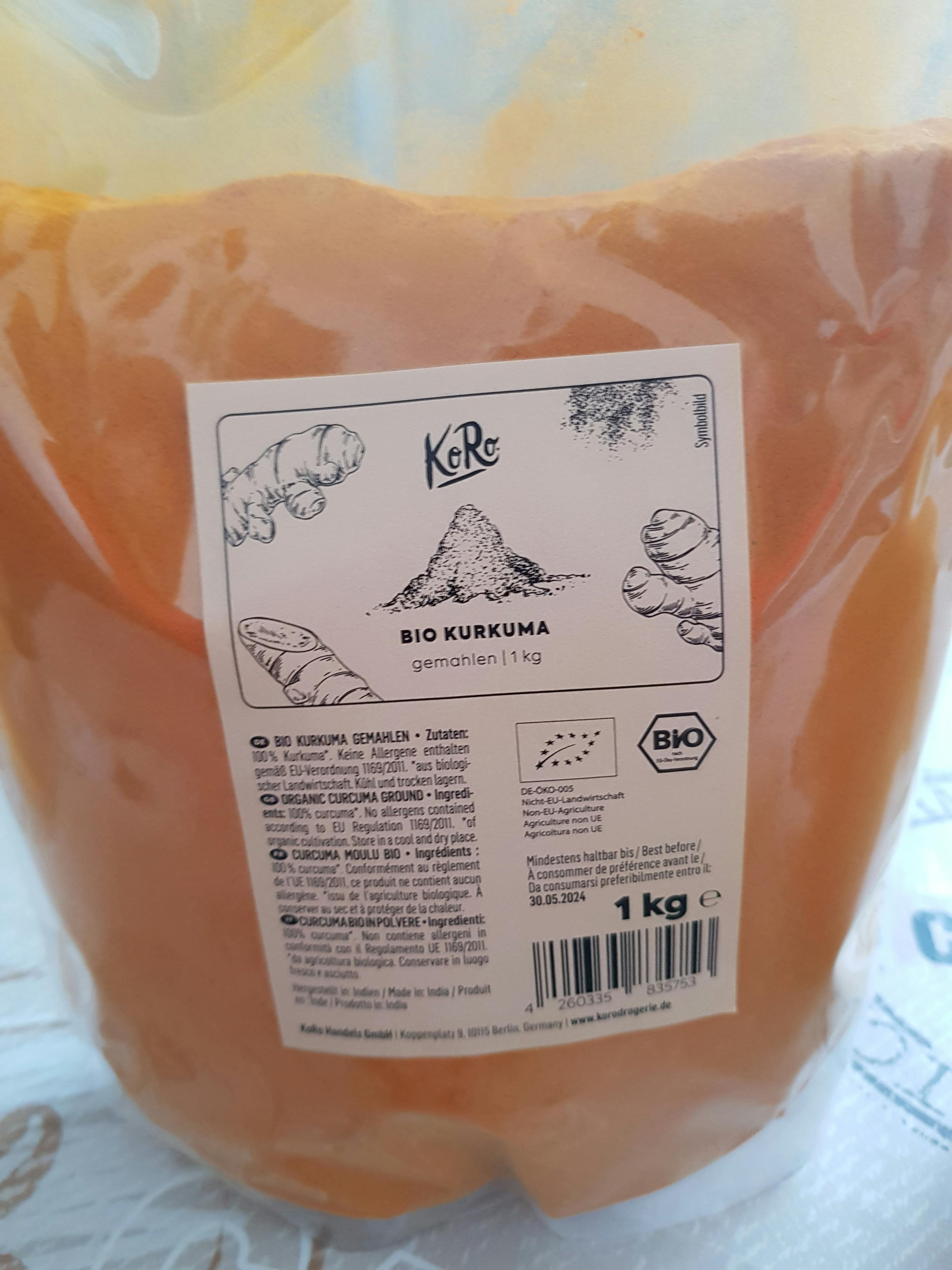 eine Tüte kurkuma steht auf einem Tisch