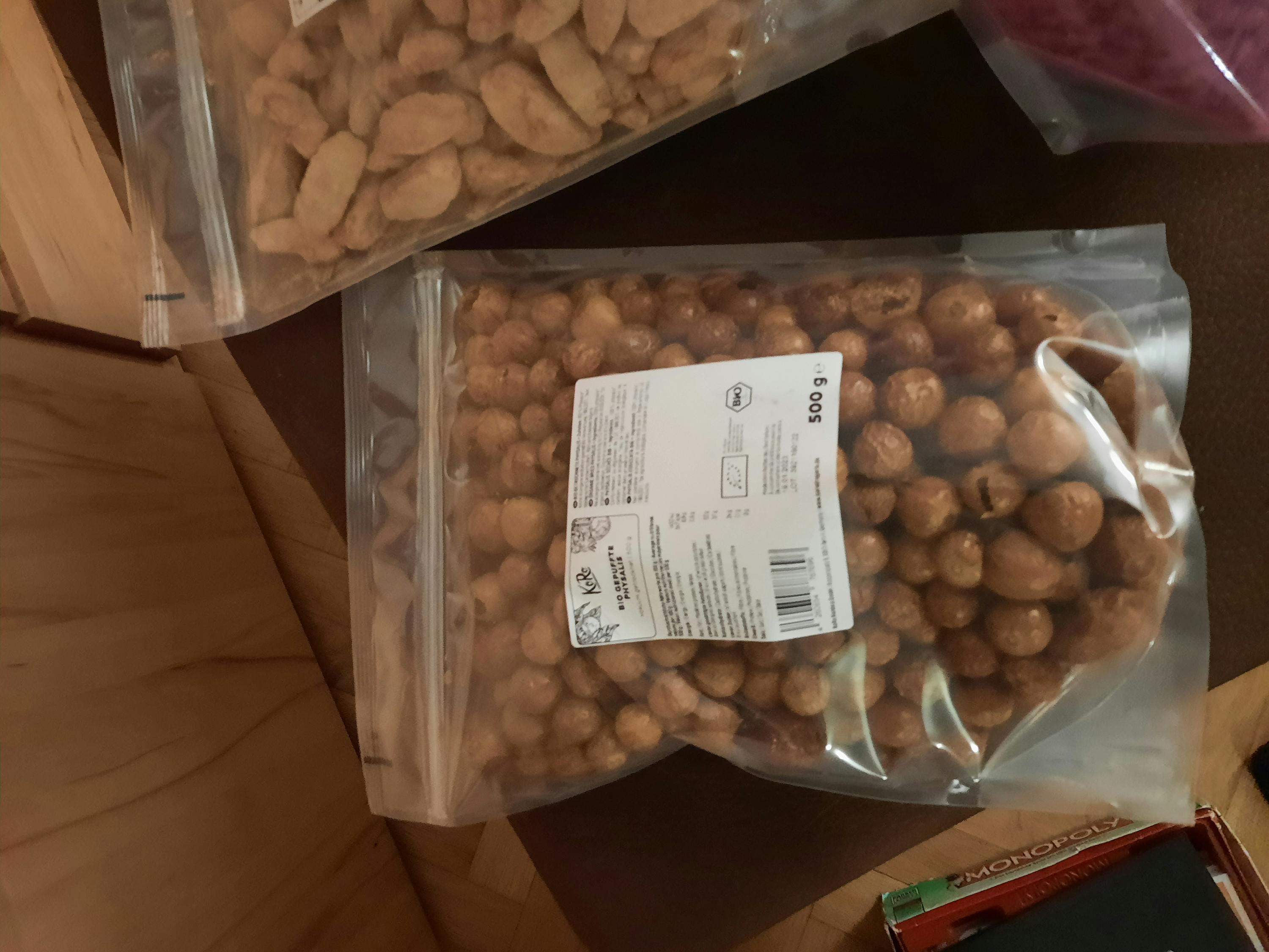 eine Nahaufnahme eines Plastikbeutels mit Erdnüssen