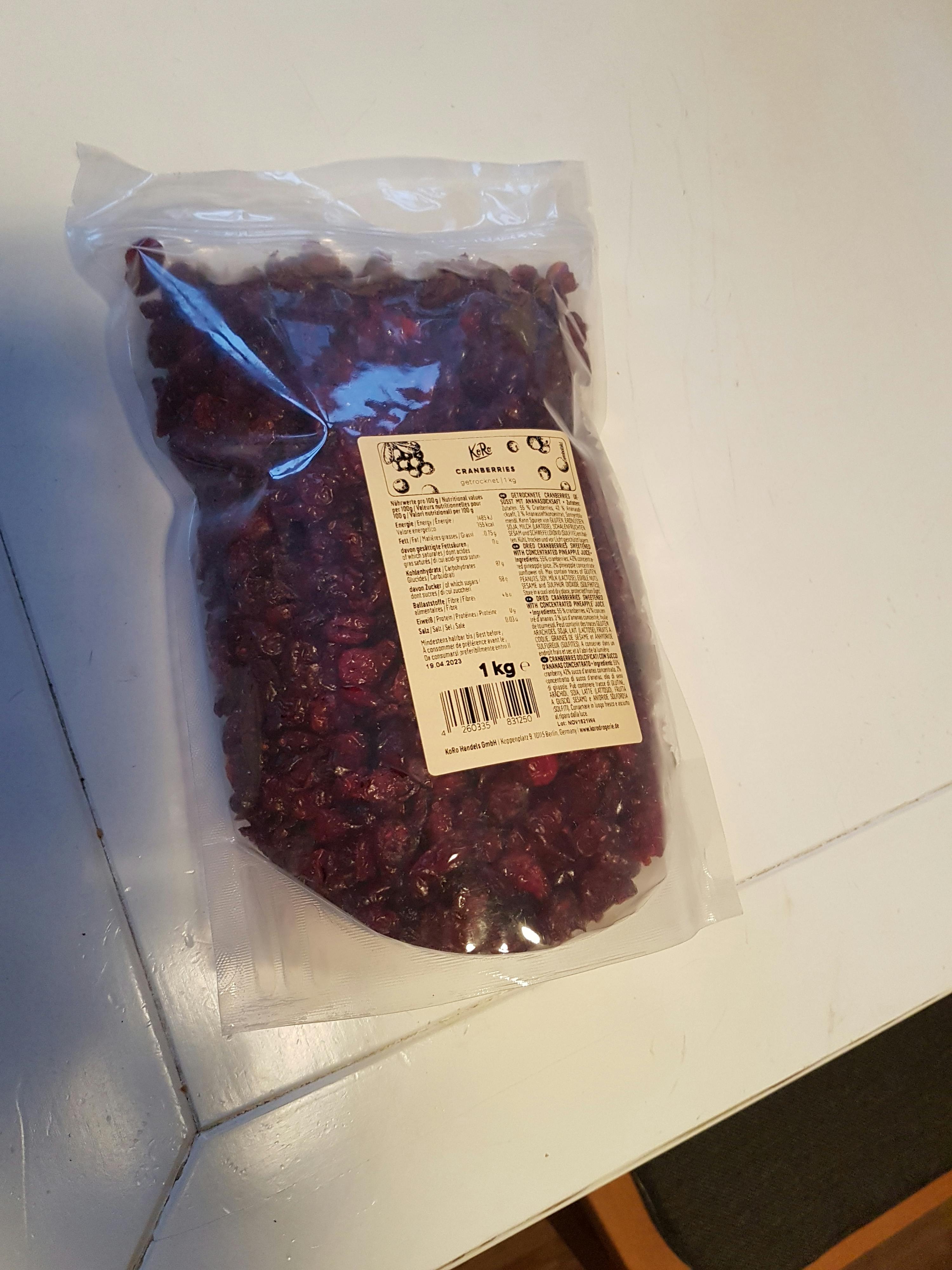 a bag of dried cranberries has a label that says 1 kg