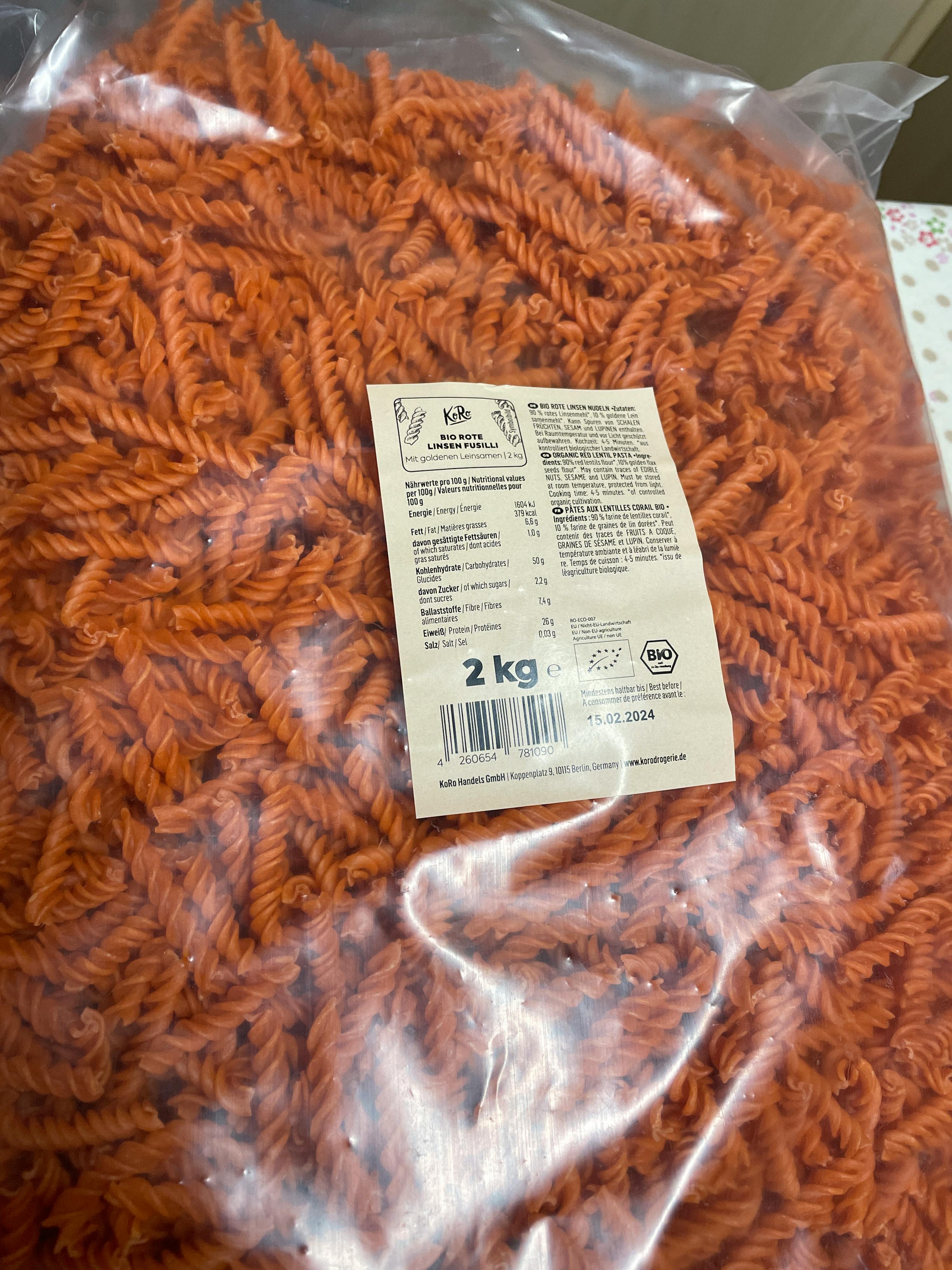 un sac de pâtes orange avec une étiquette de 2 kg