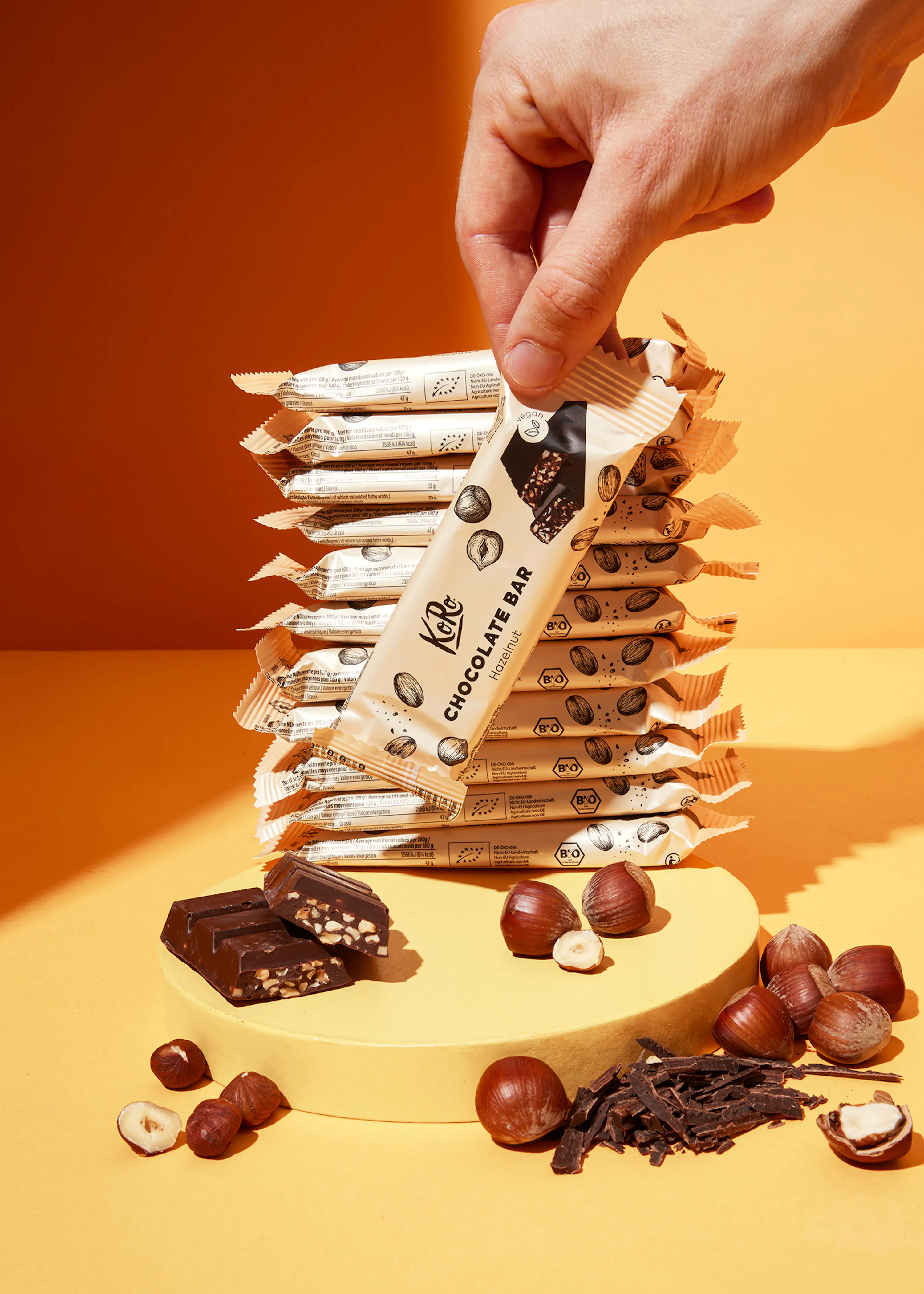 una persona tiene in mano una barretta di cioccolato