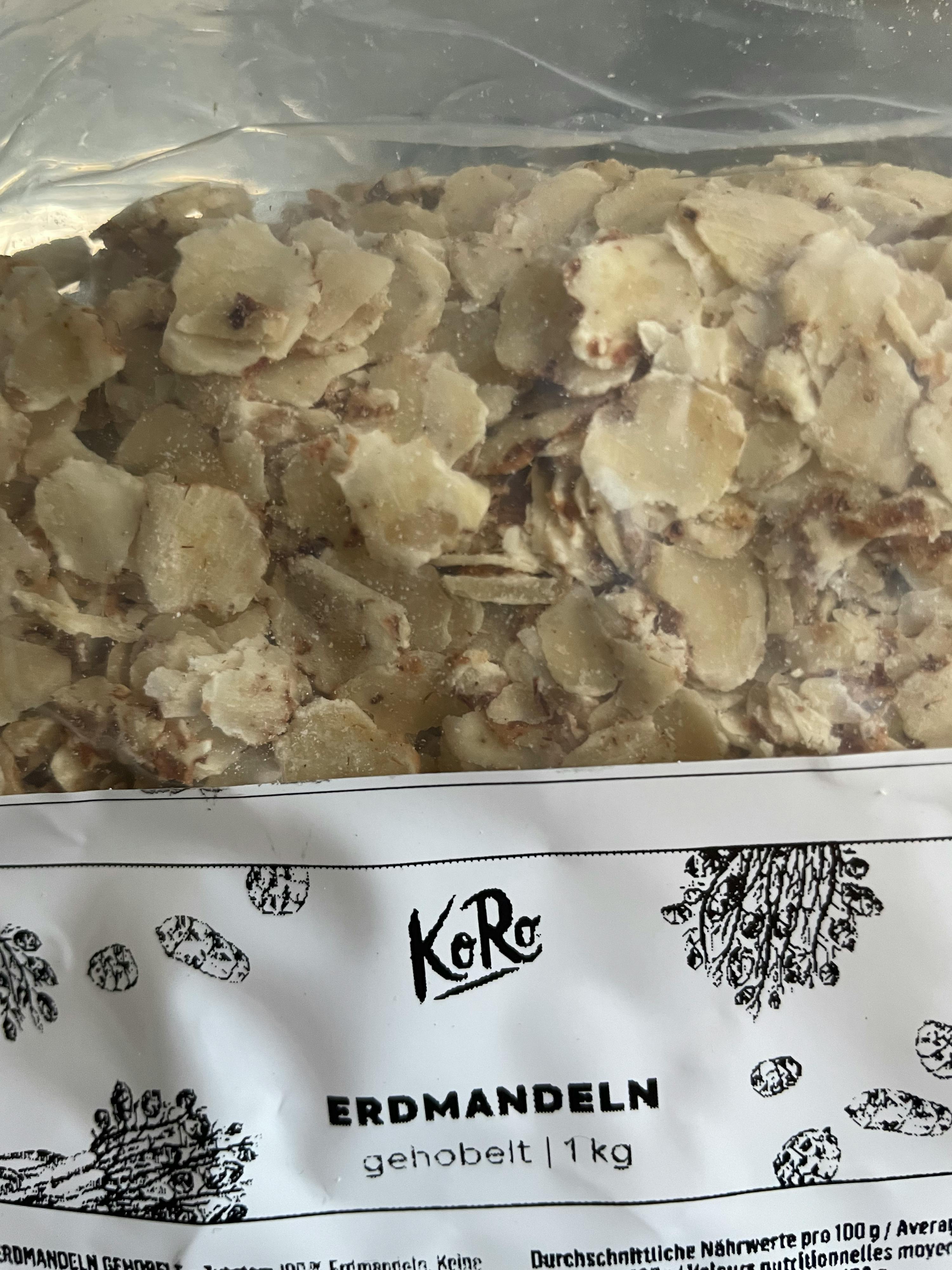 a bag of sliced almonds has a label that says " erdmandeln "