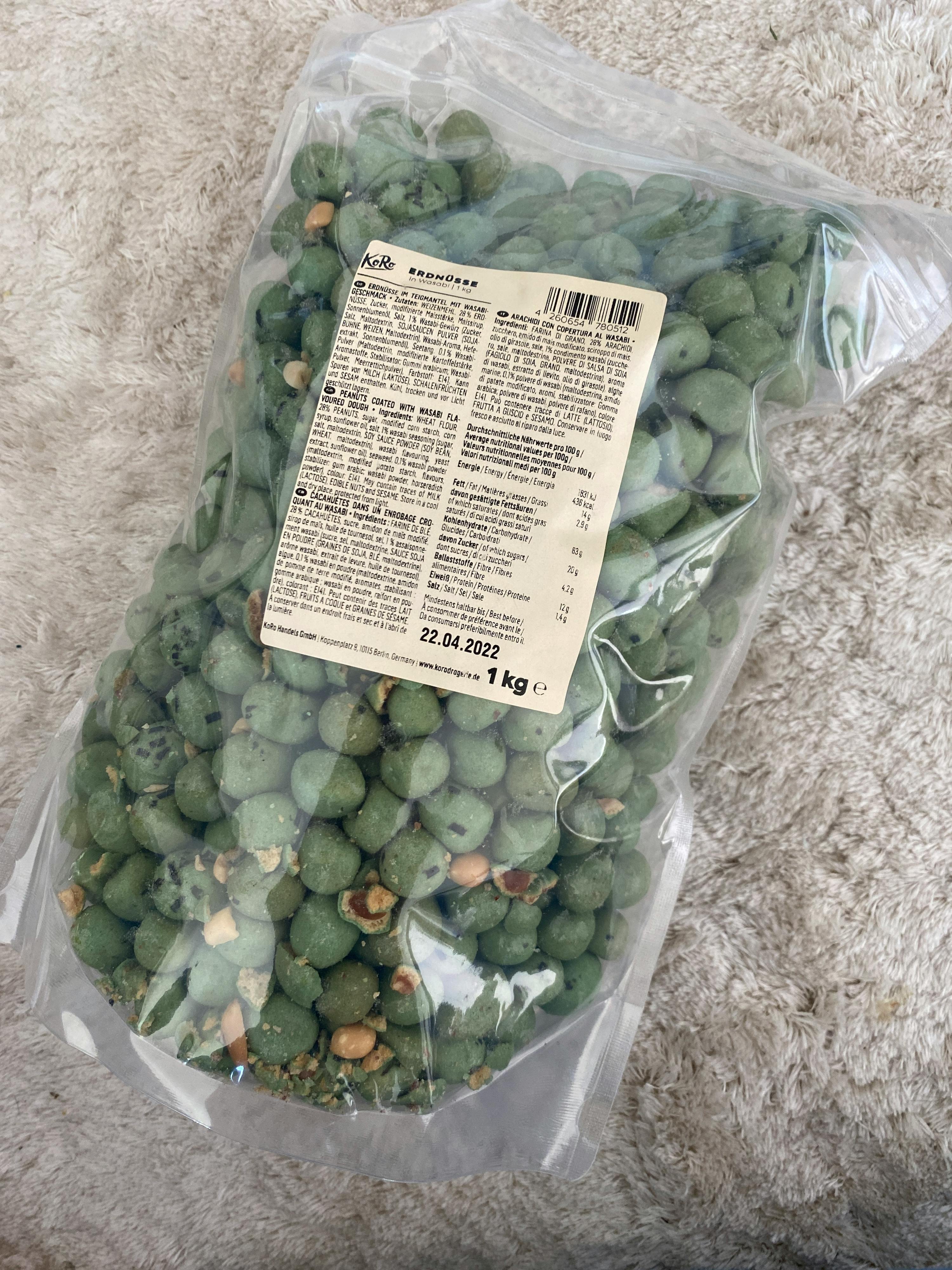 un sac en plastique rempli de graines vertes